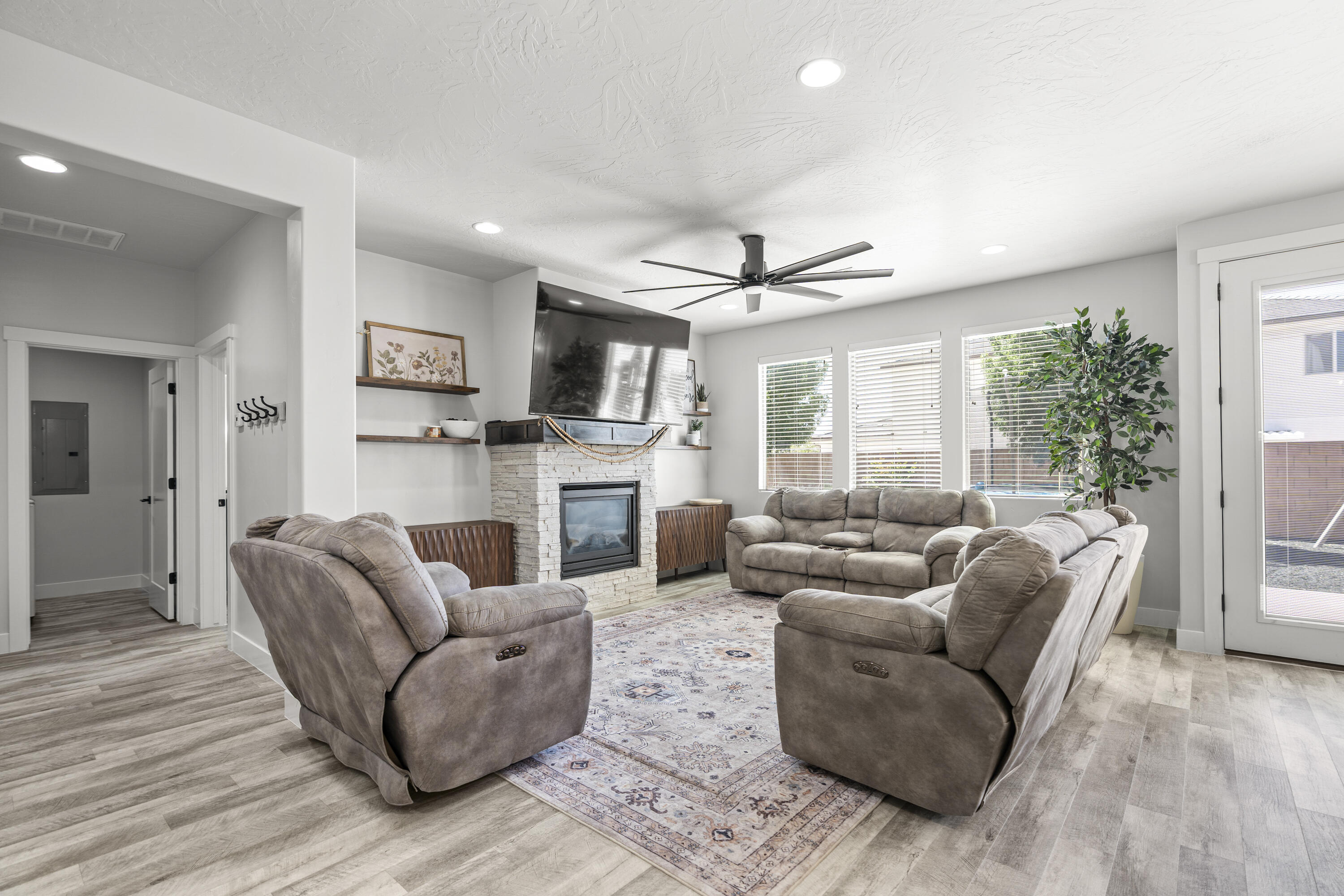 1710 E Mountain Trail
