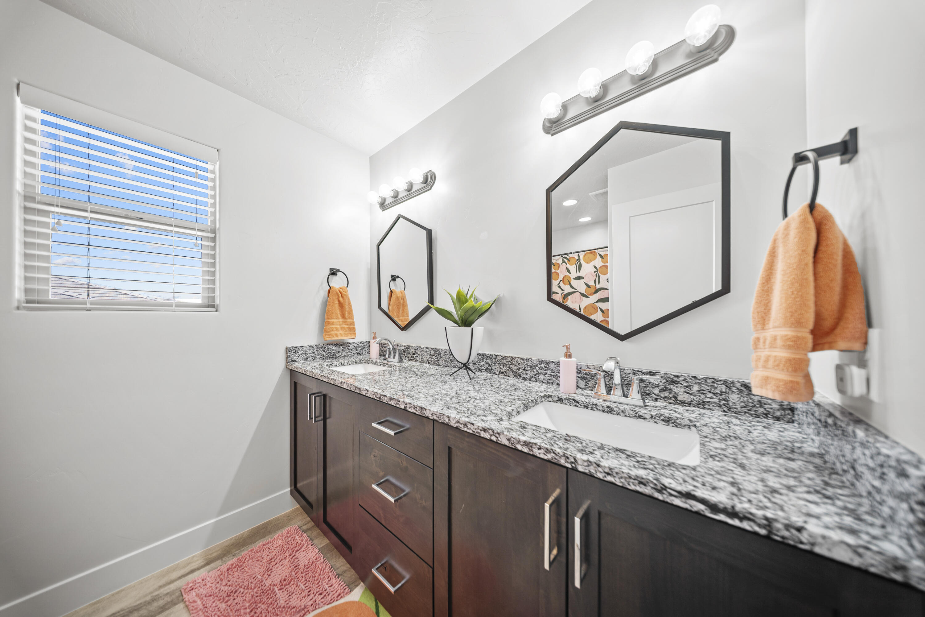 1710 E Mountain Trail