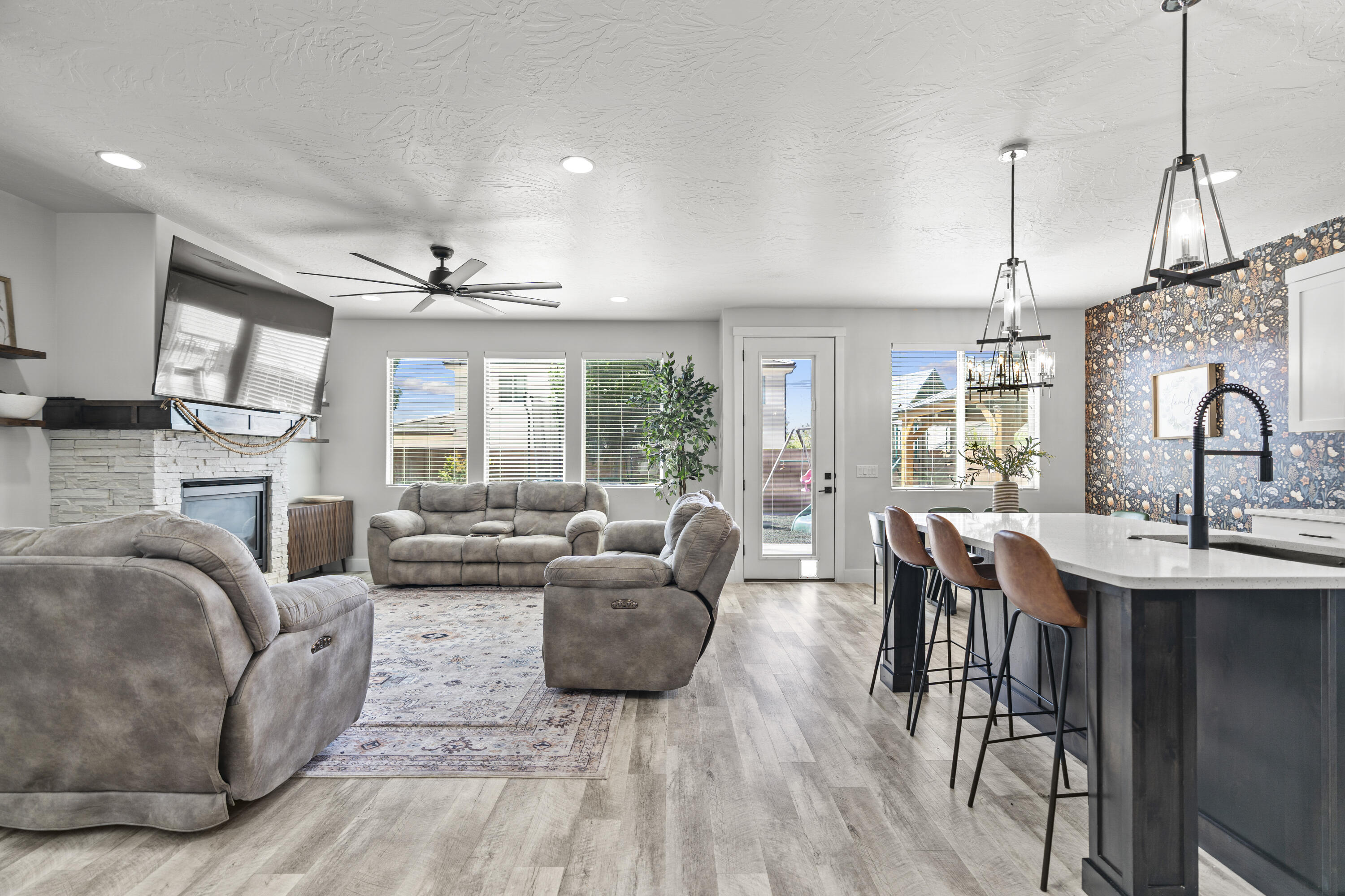 1710 E Mountain Trail