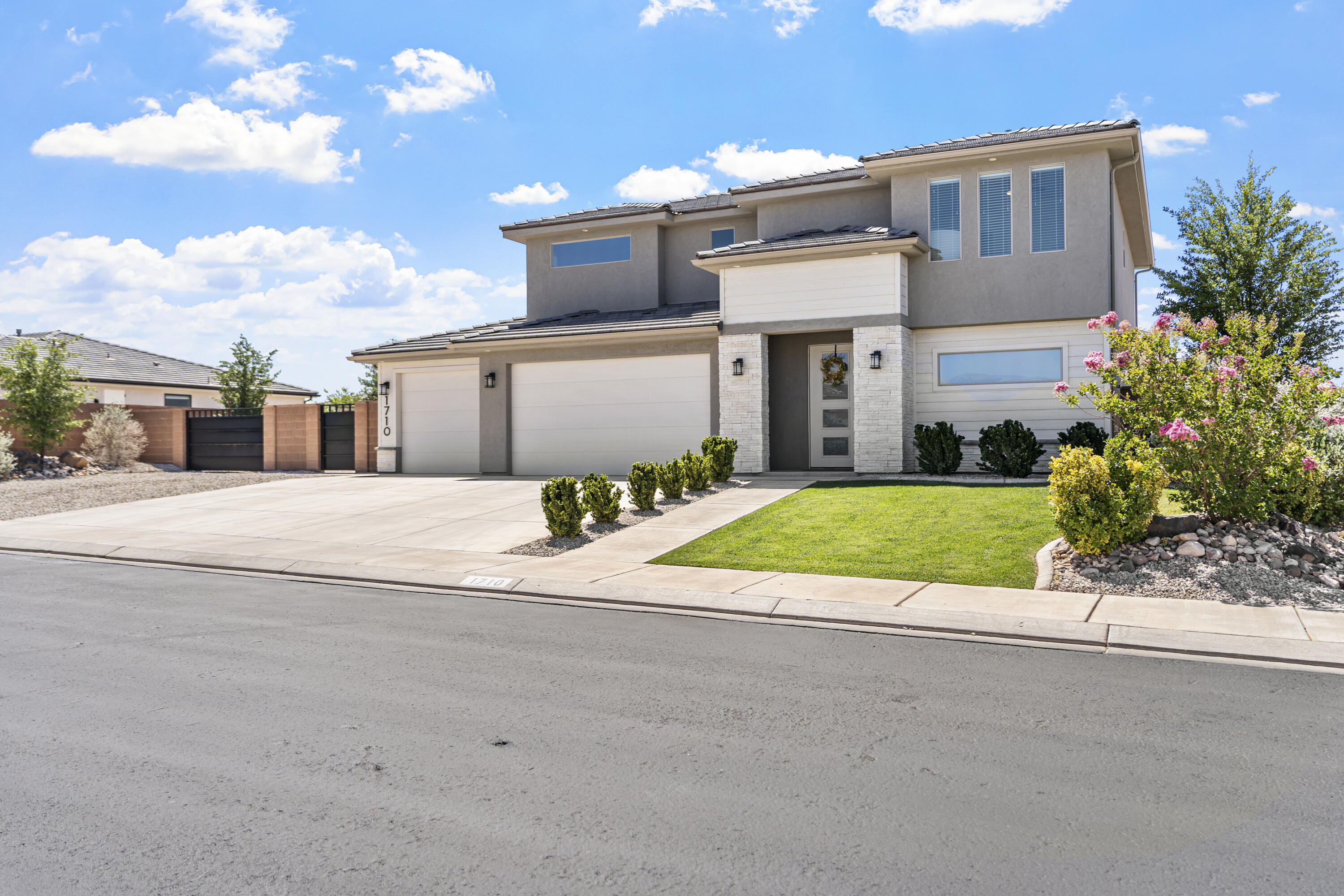1710 E Mountain Trail