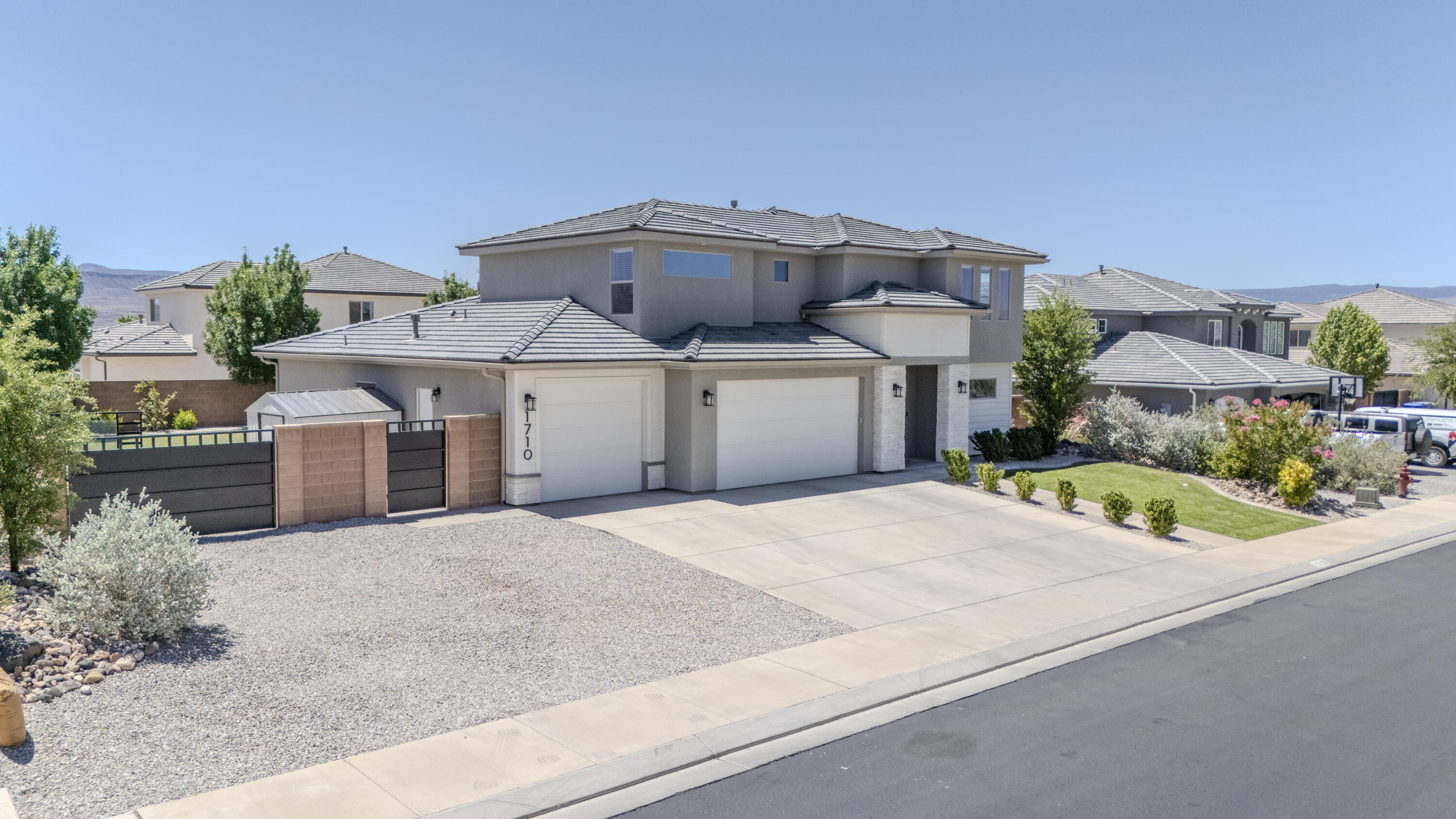1710 E Mountain Trail