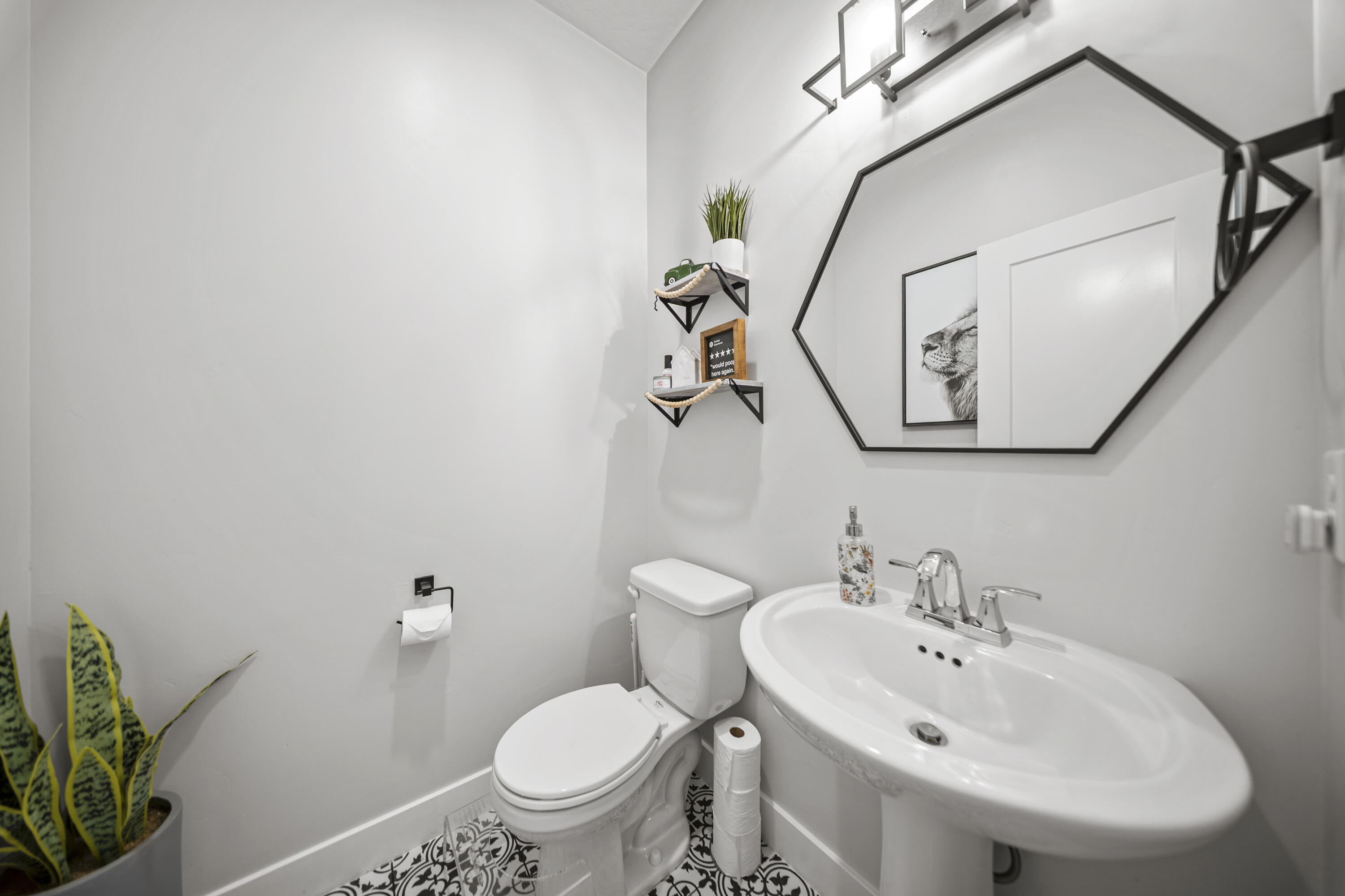 1710 E Mountain Trail