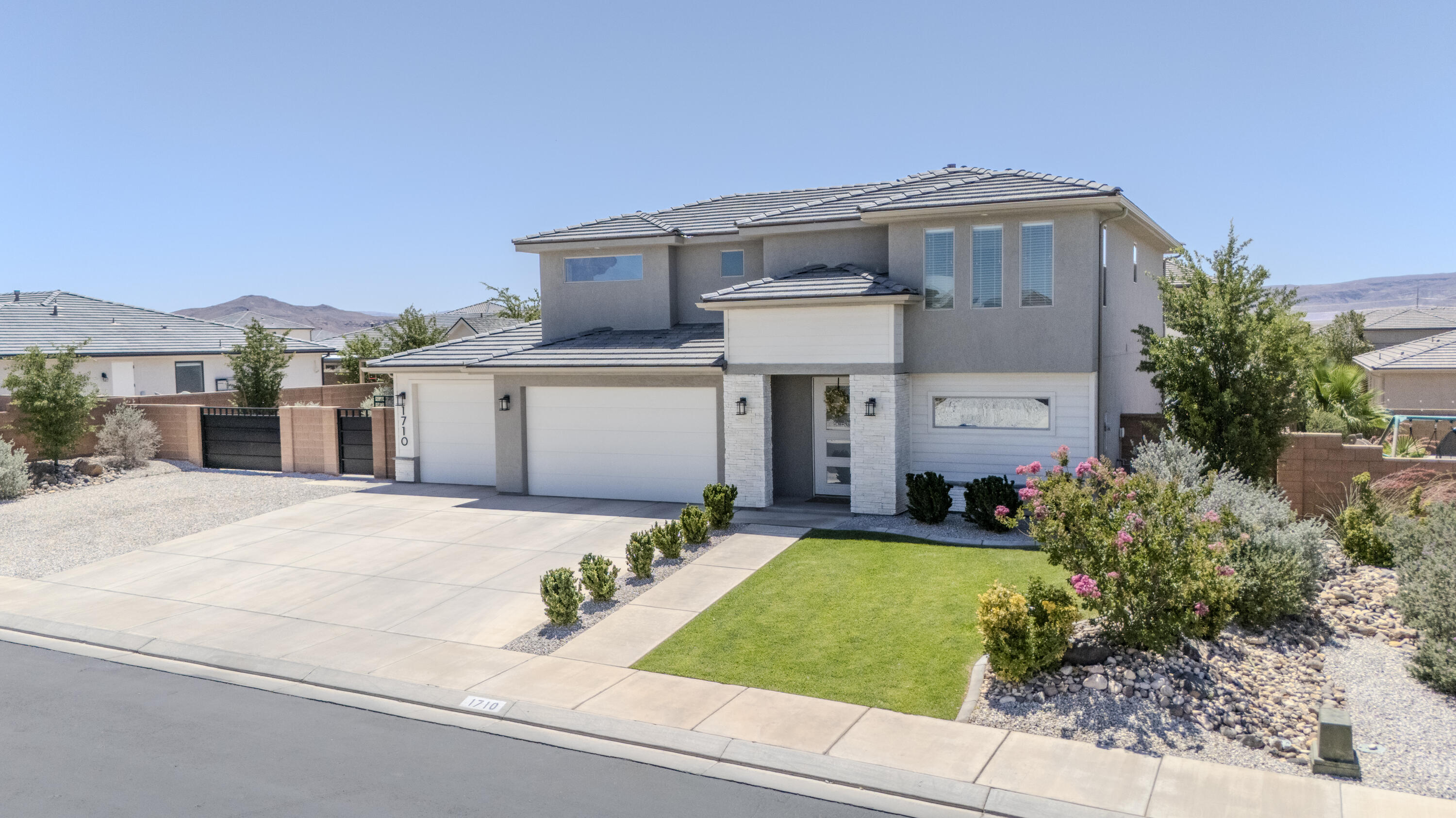 1710 E Mountain Trail
