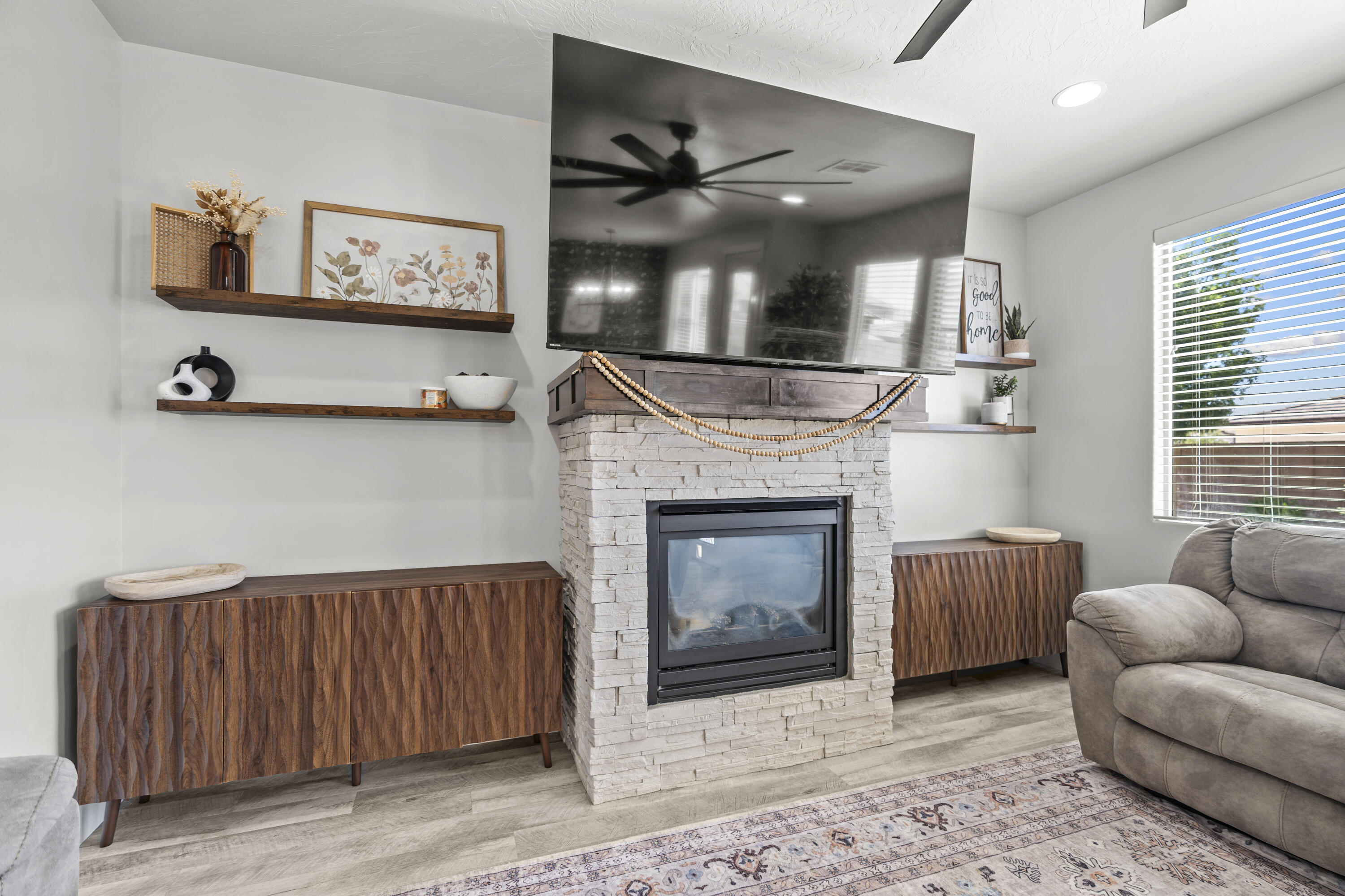 1710 E Mountain Trail