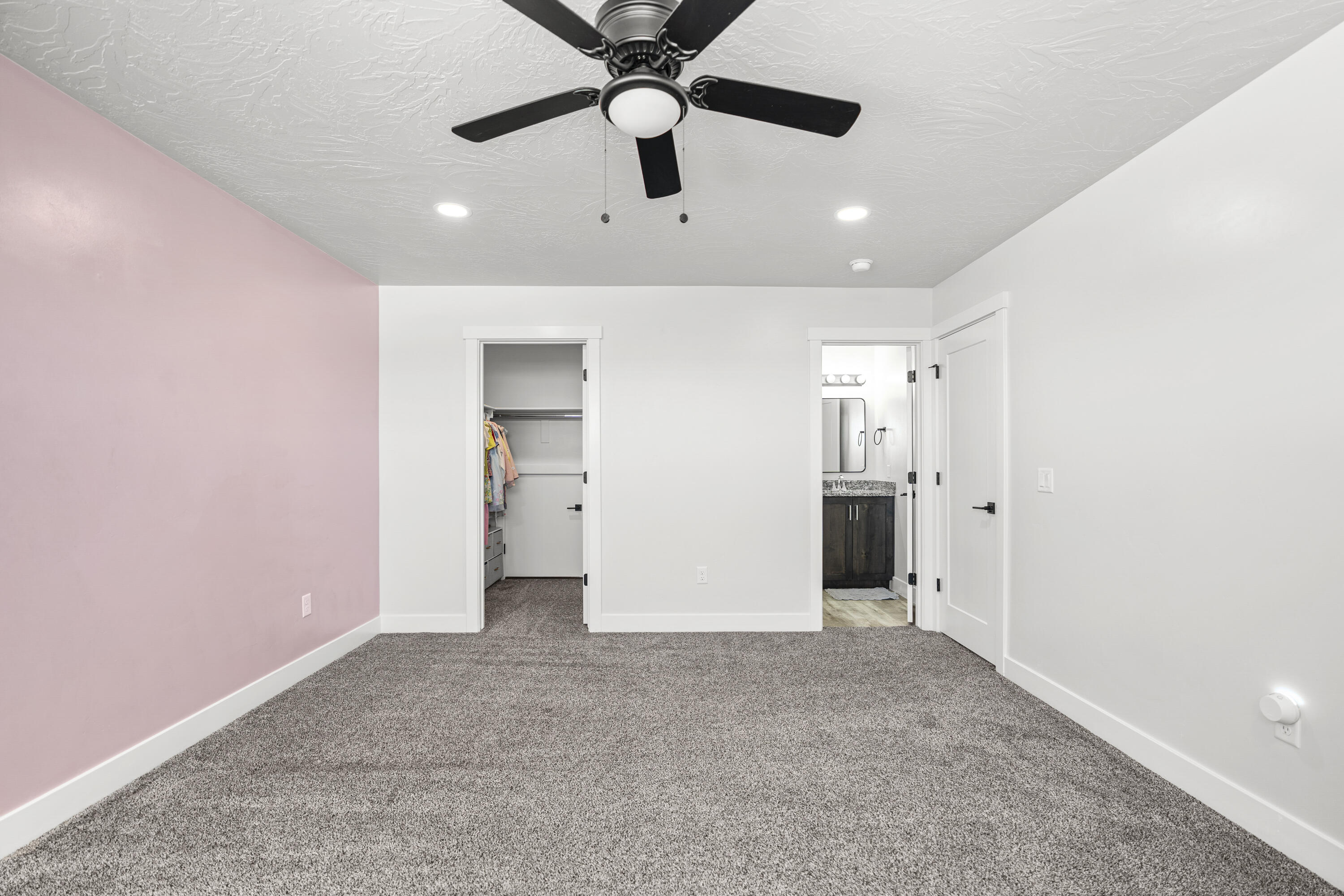 1710 E Mountain Trail