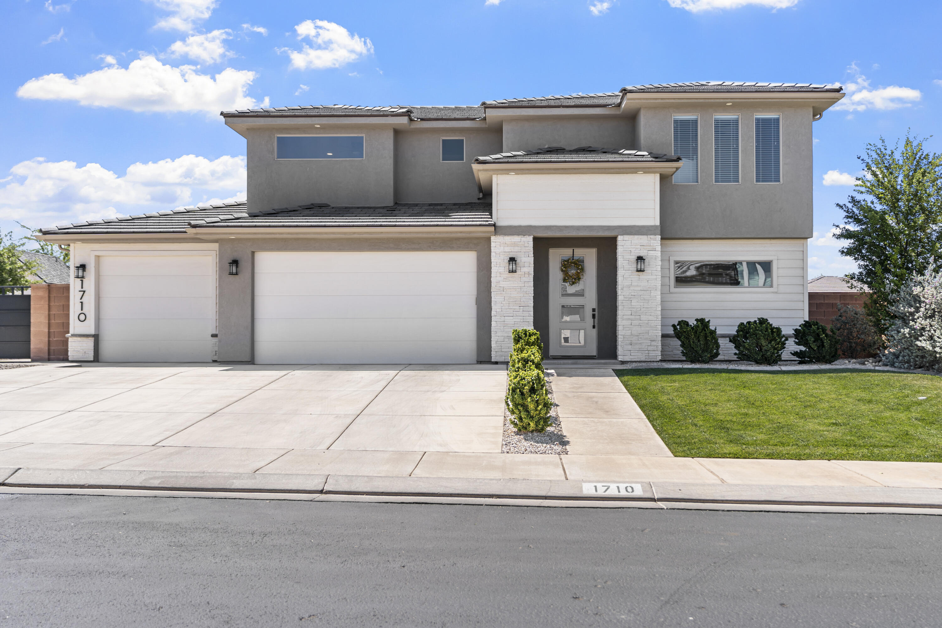 1710 E Mountain Trail
