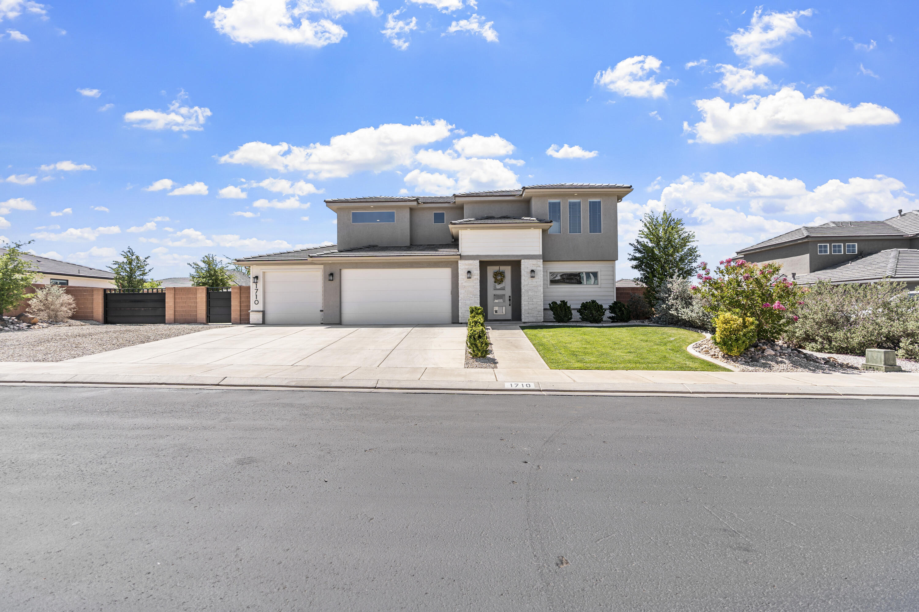 1710 E Mountain Trail