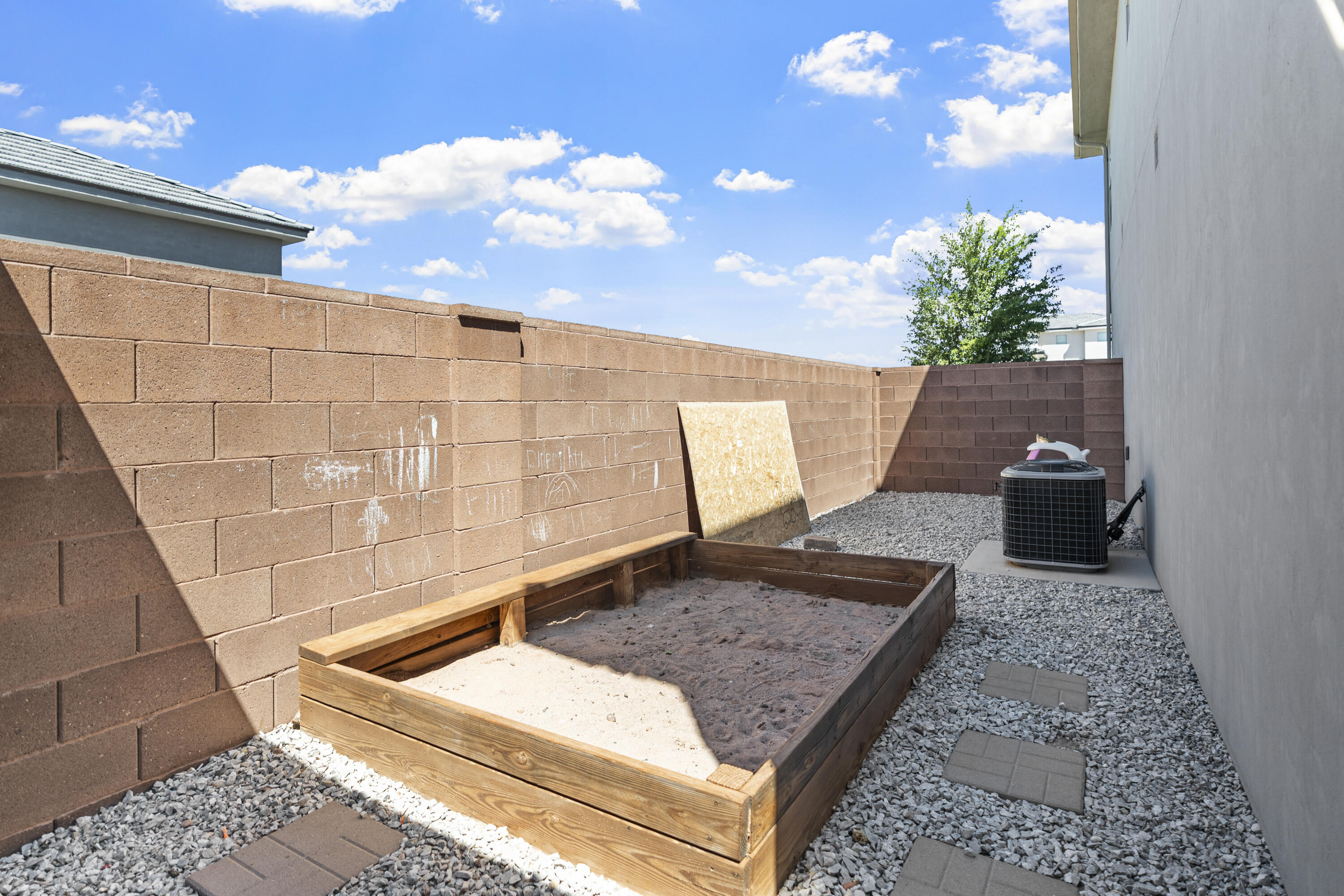 1710 E Mountain Trail
