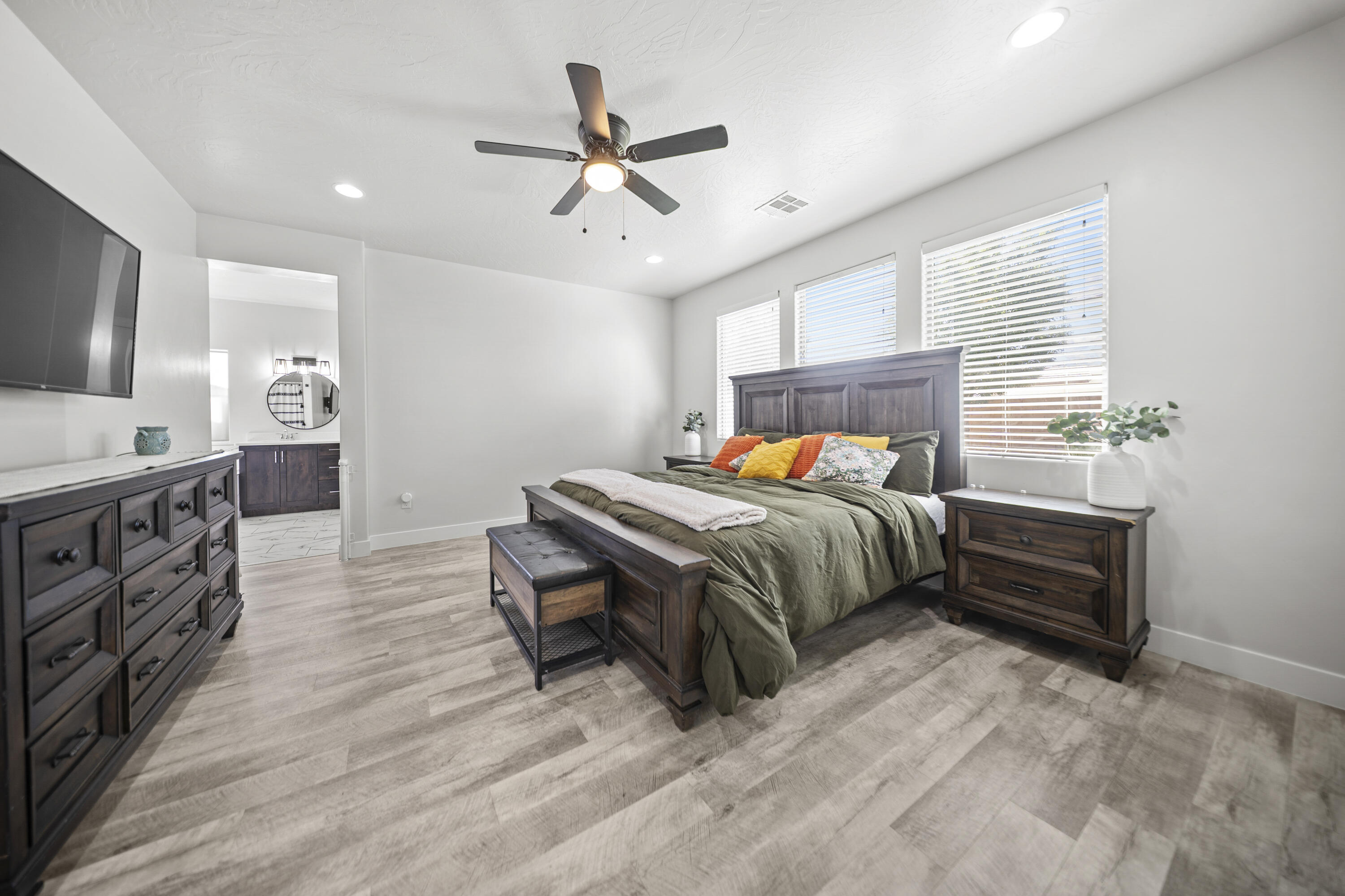 1710 E Mountain Trail