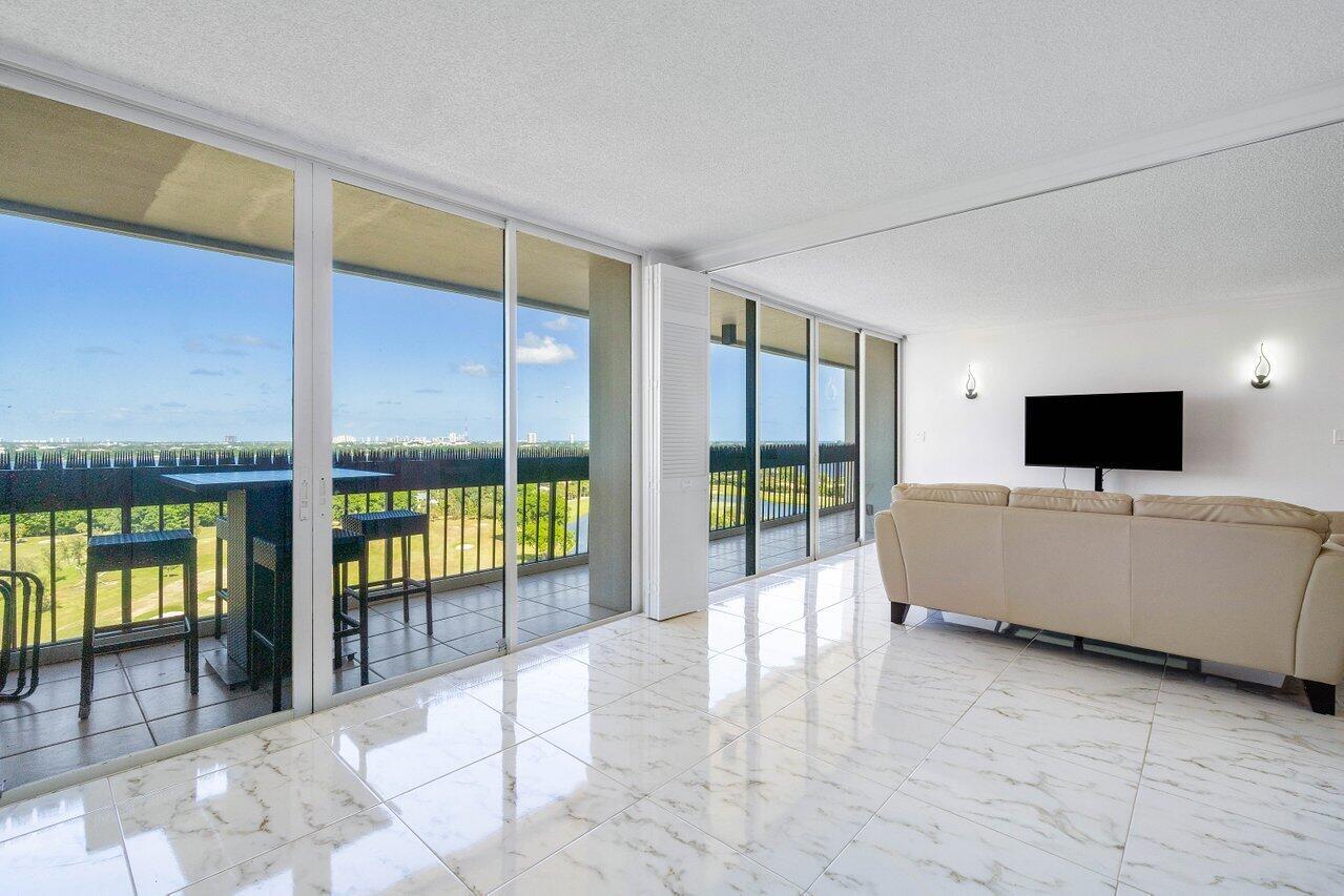 2000 Presidential Way 1702