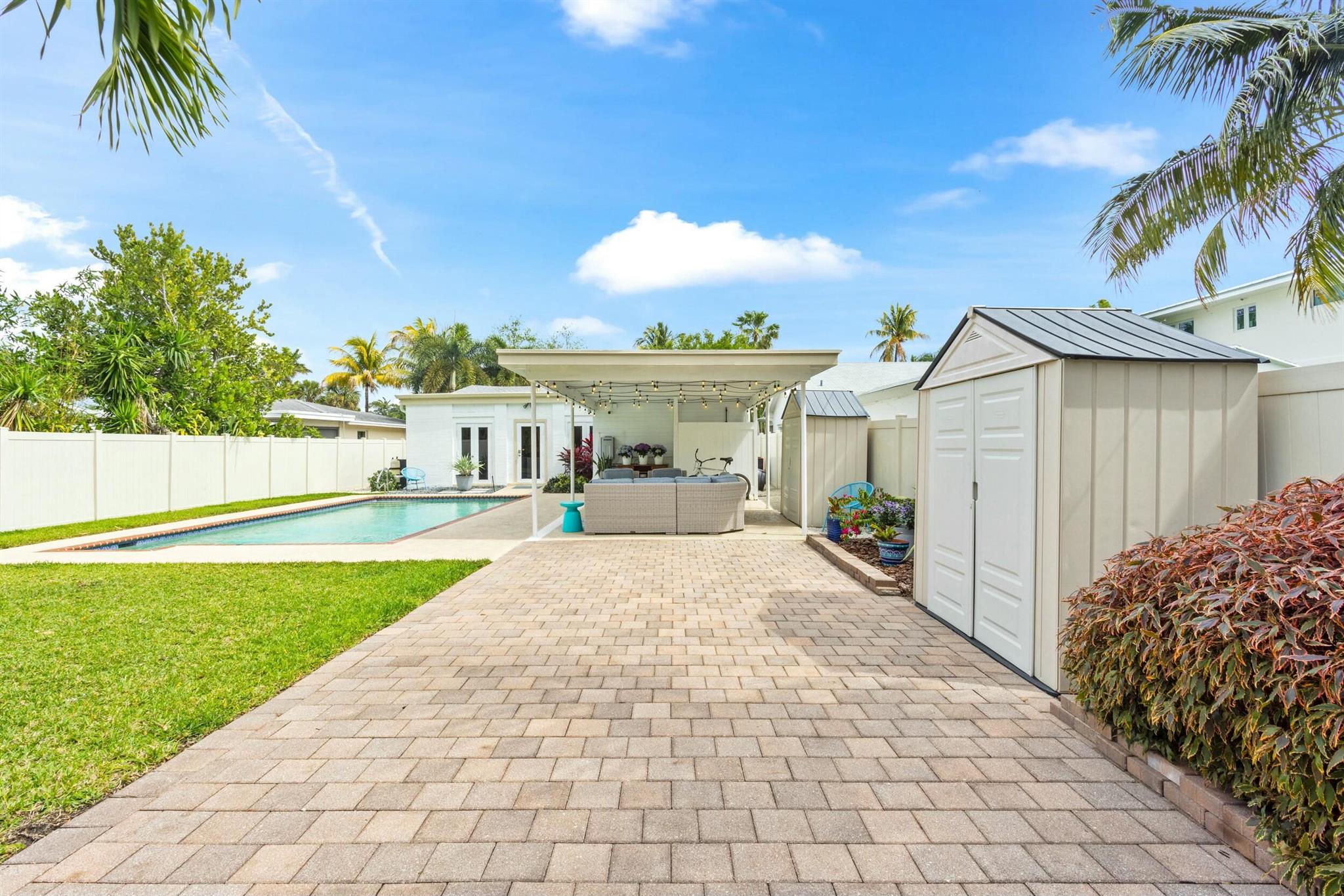 1009 S Palmway