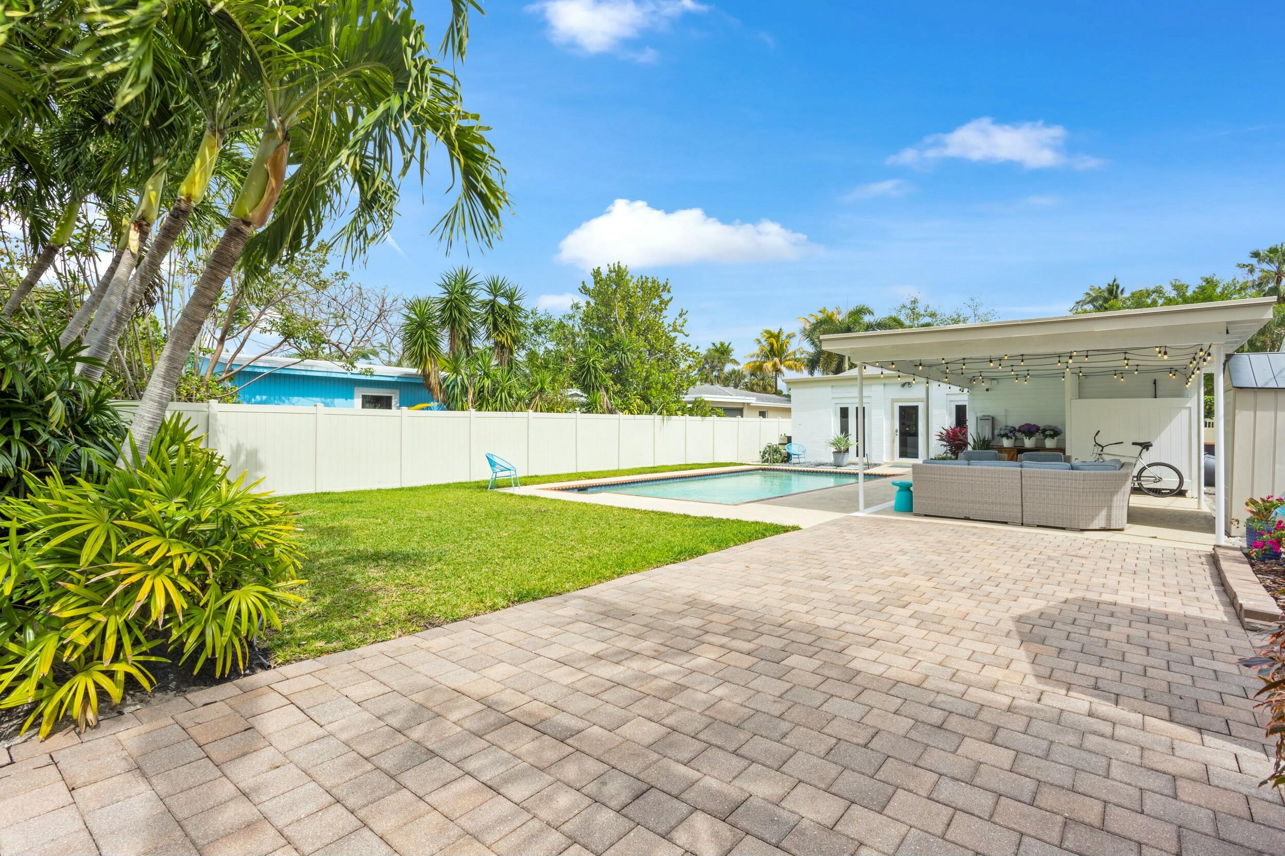 1009 S Palmway