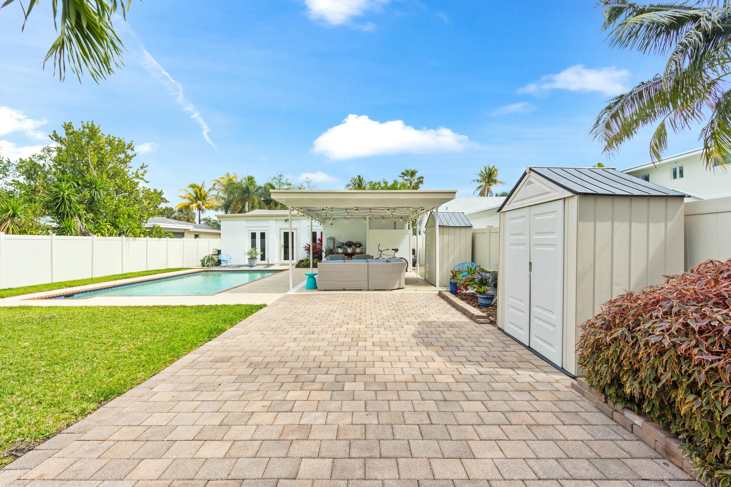 1009 S Palmway