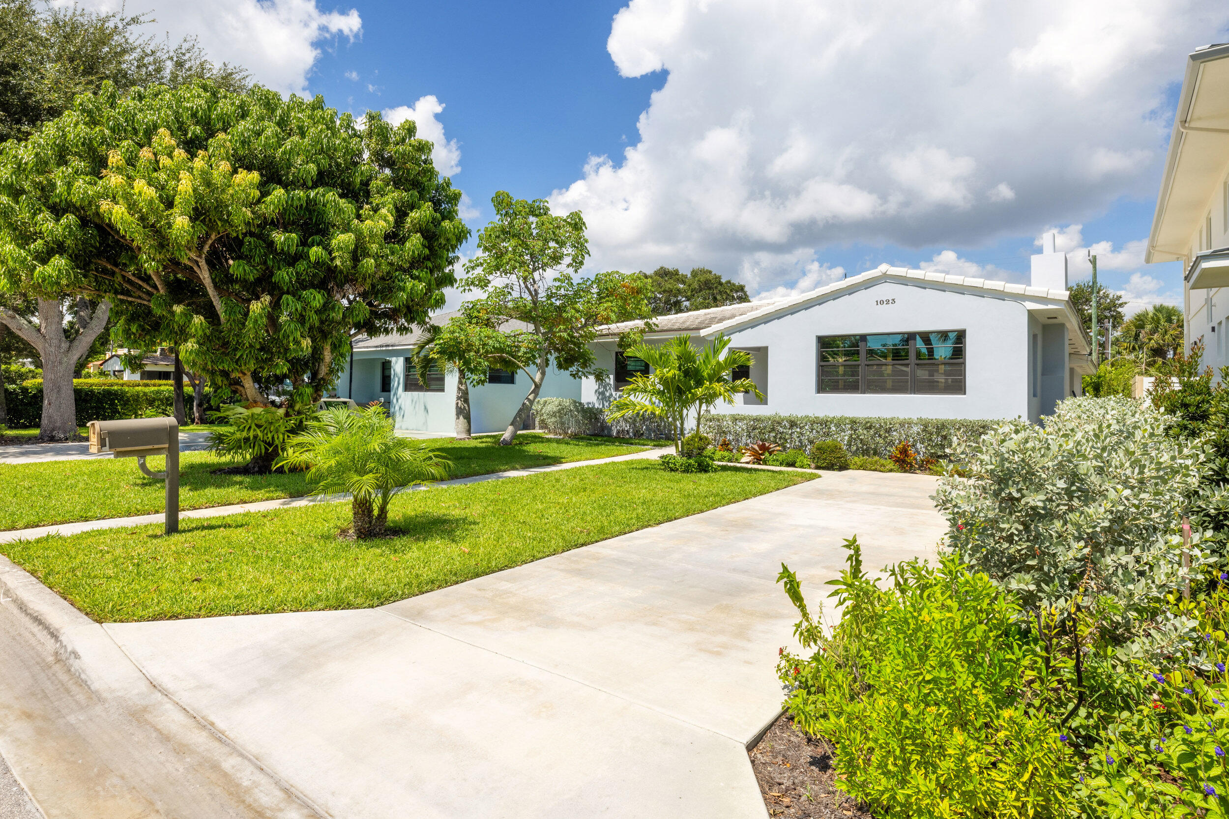 1023 S Palmway