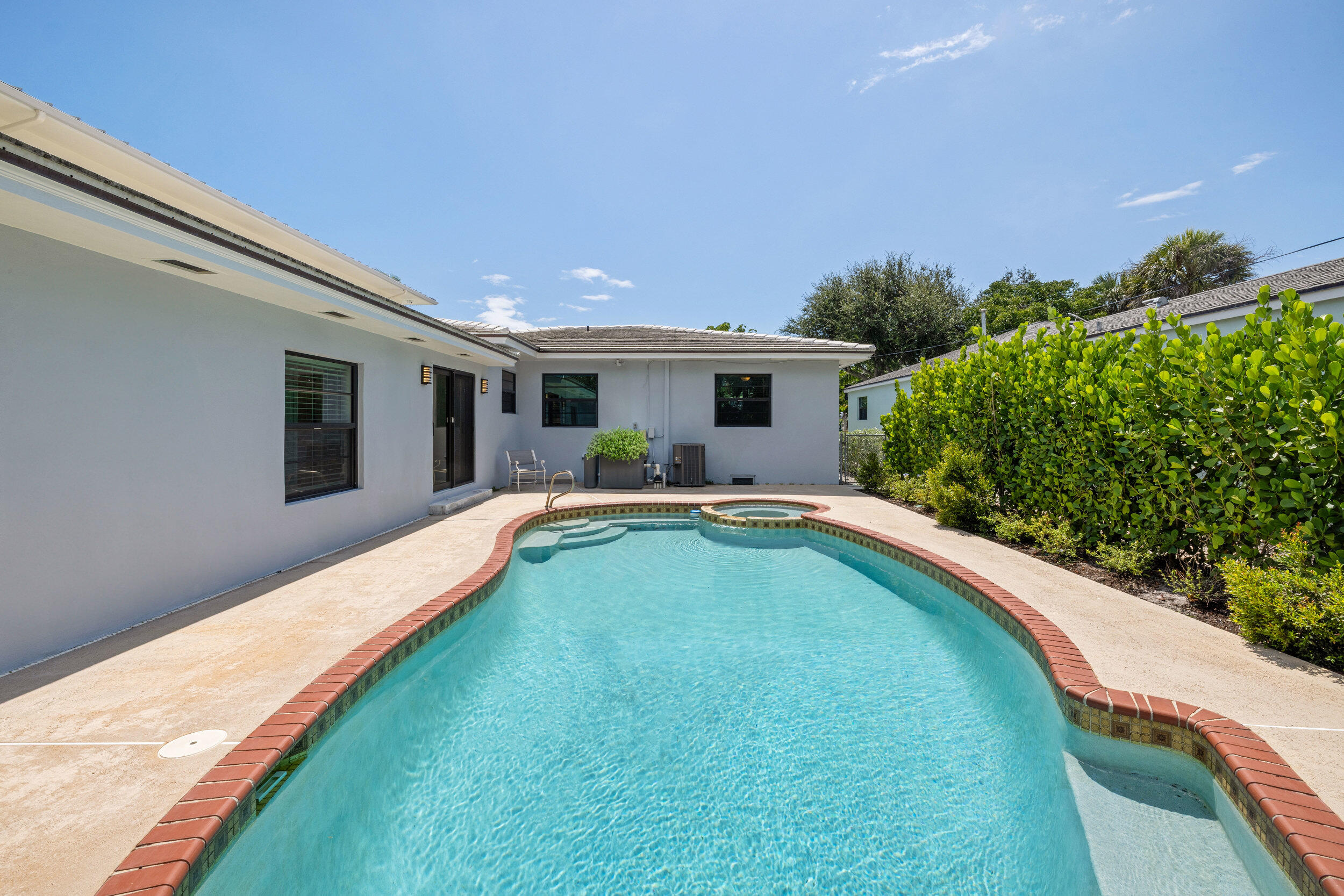 1023 S Palmway