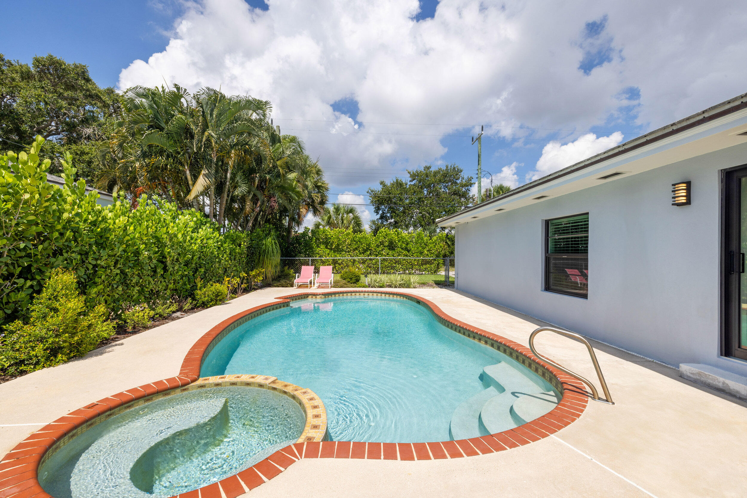 1023 S Palmway