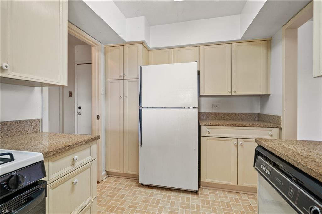 7320 Glenroie Avenue 8E AVE