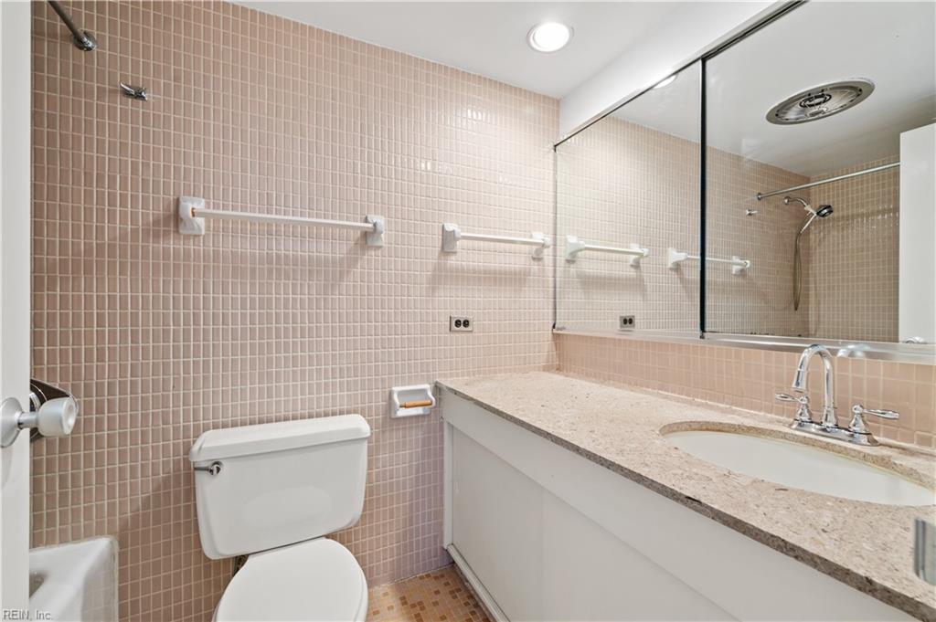 7320 Glenroie Avenue 8E AVE