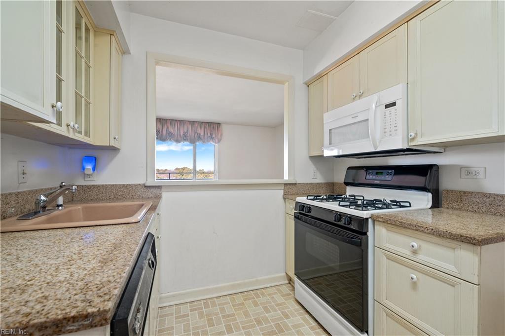 7320 Glenroie Avenue 8E AVE