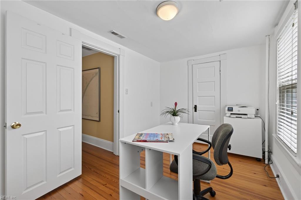 1130 Larchmont CRES