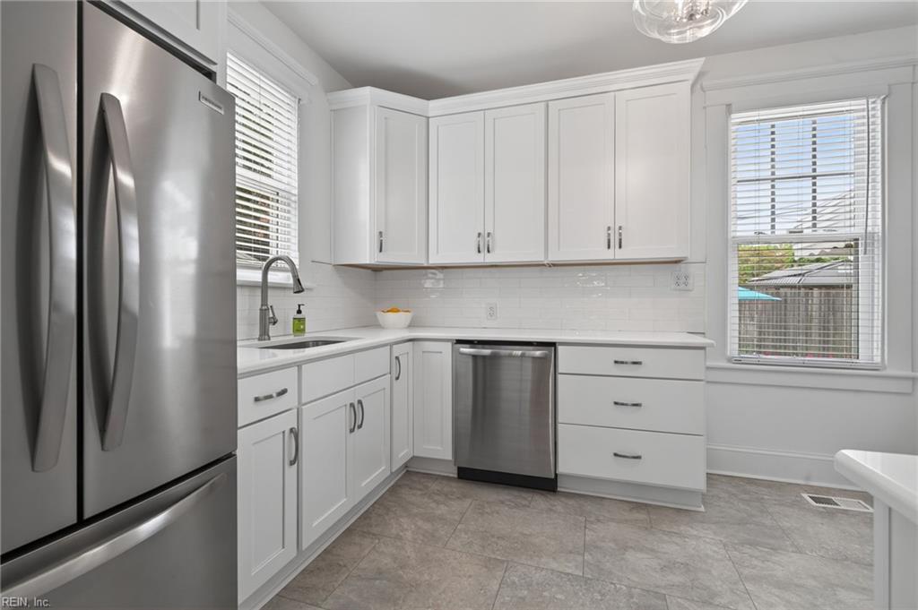 1130 Larchmont CRES