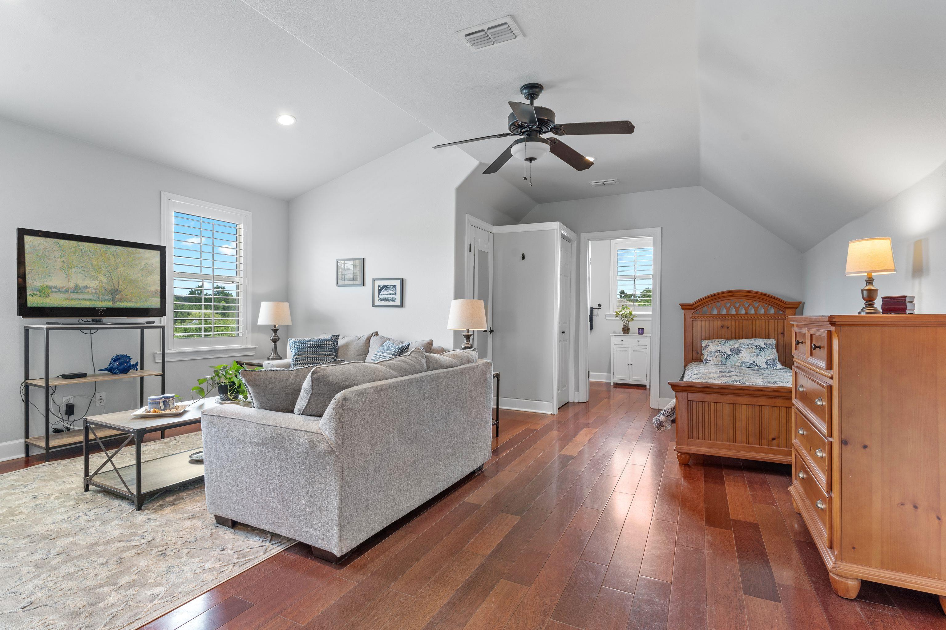 3044 DICKINSON Drive