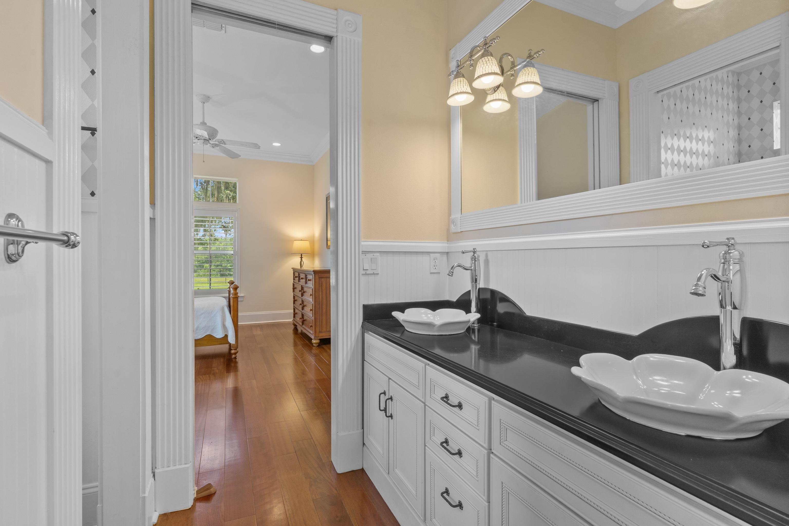 3044 DICKINSON Drive