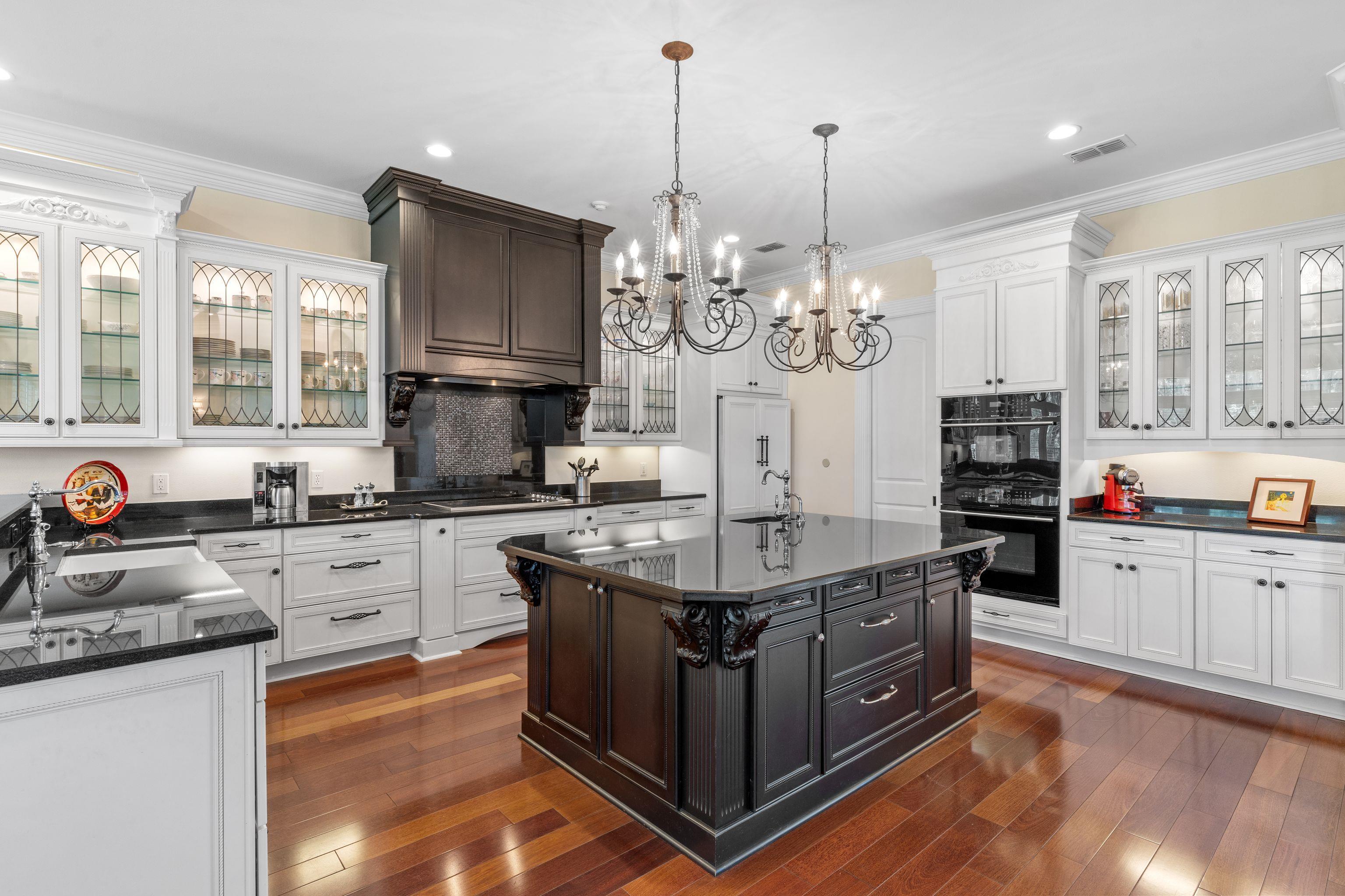 3044 DICKINSON Drive