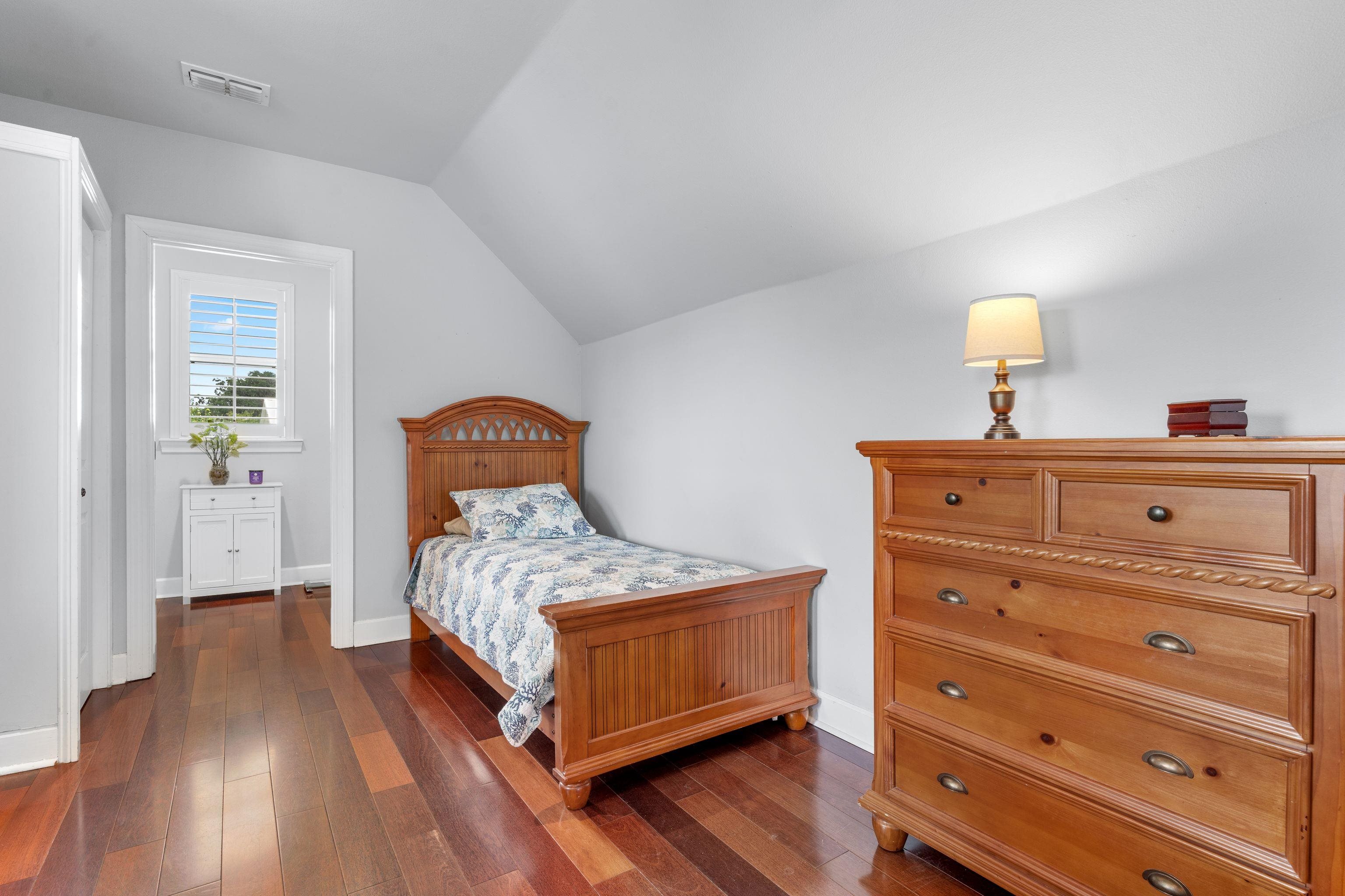 3044 DICKINSON Drive