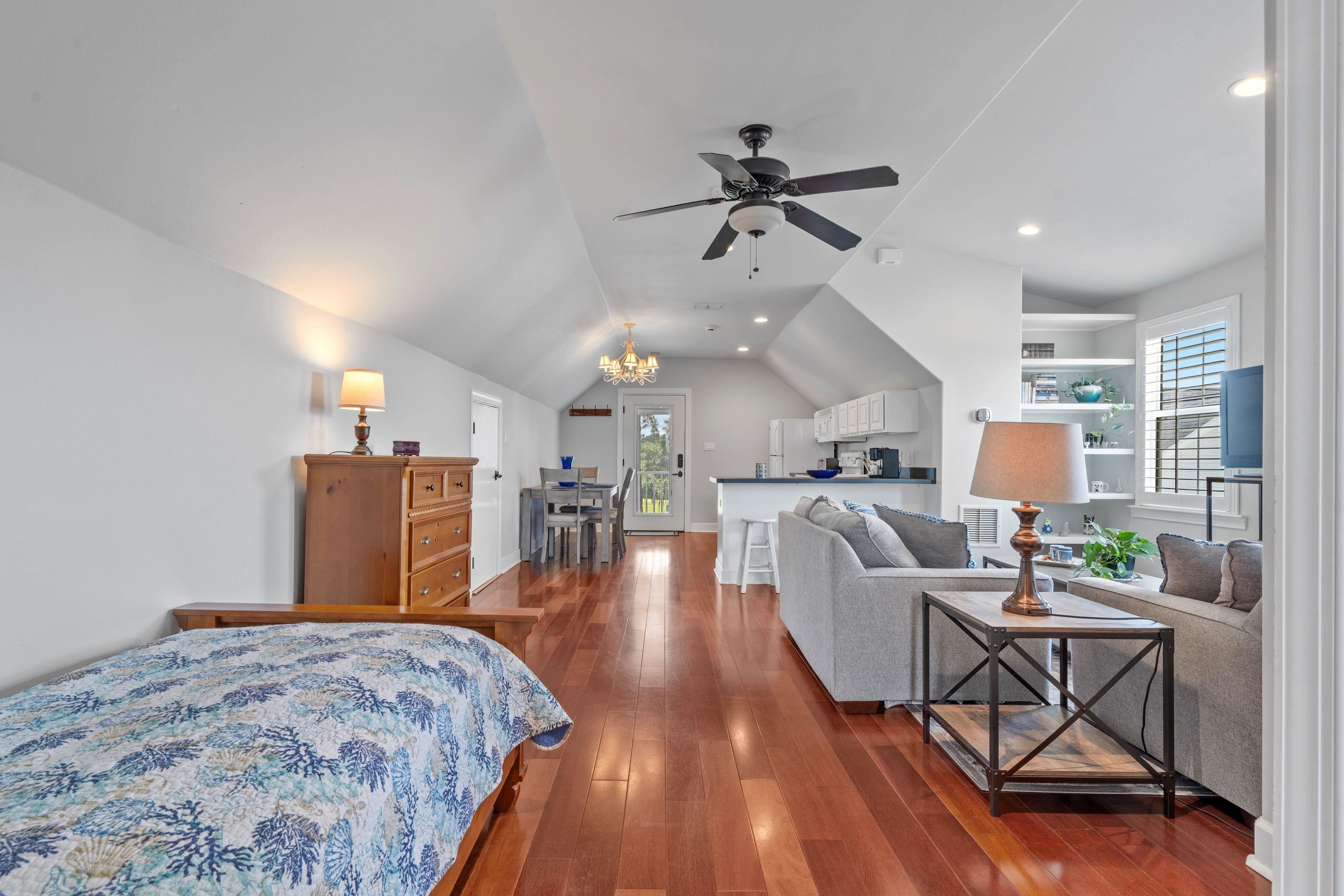 3044 DICKINSON Drive