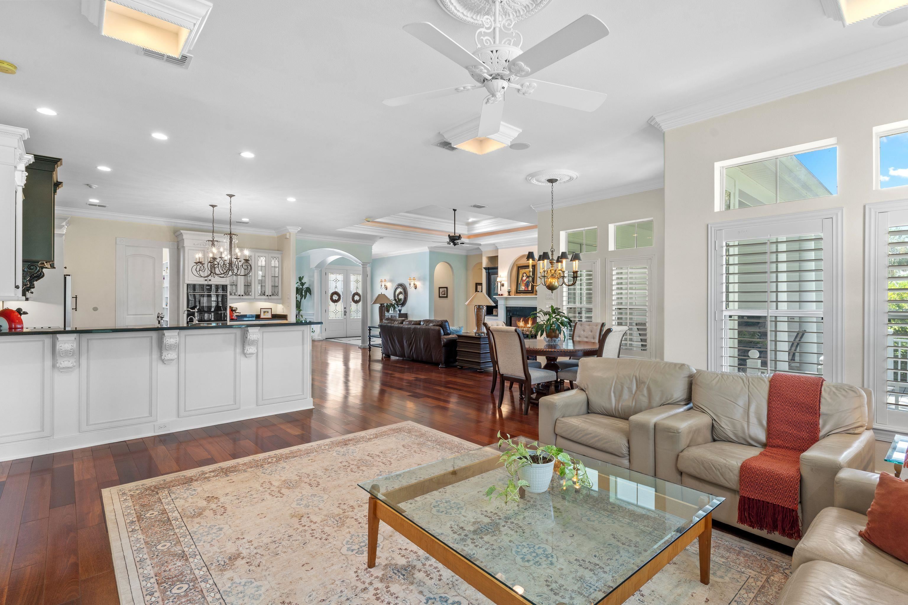 3044 DICKINSON Drive