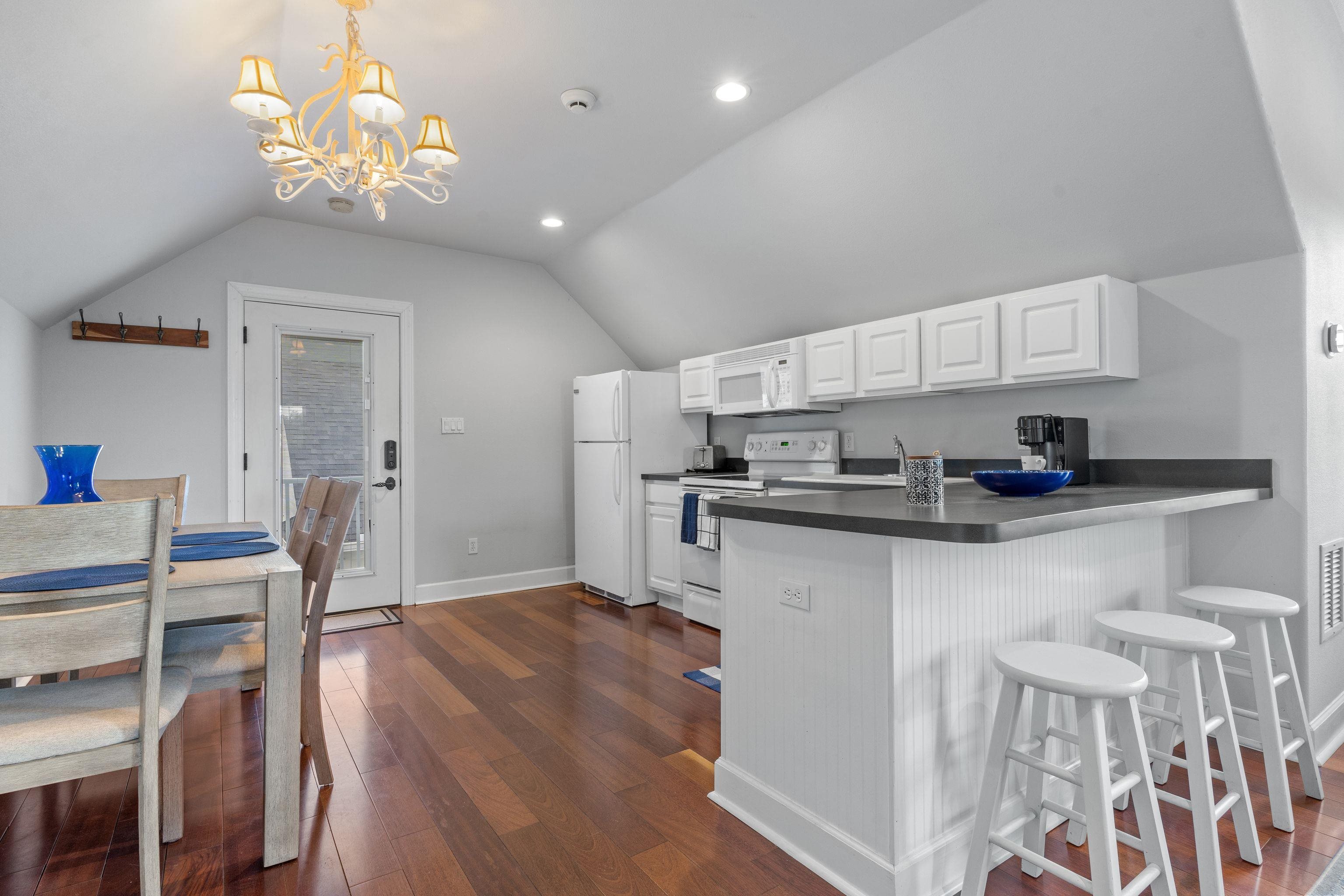 3044 DICKINSON Drive