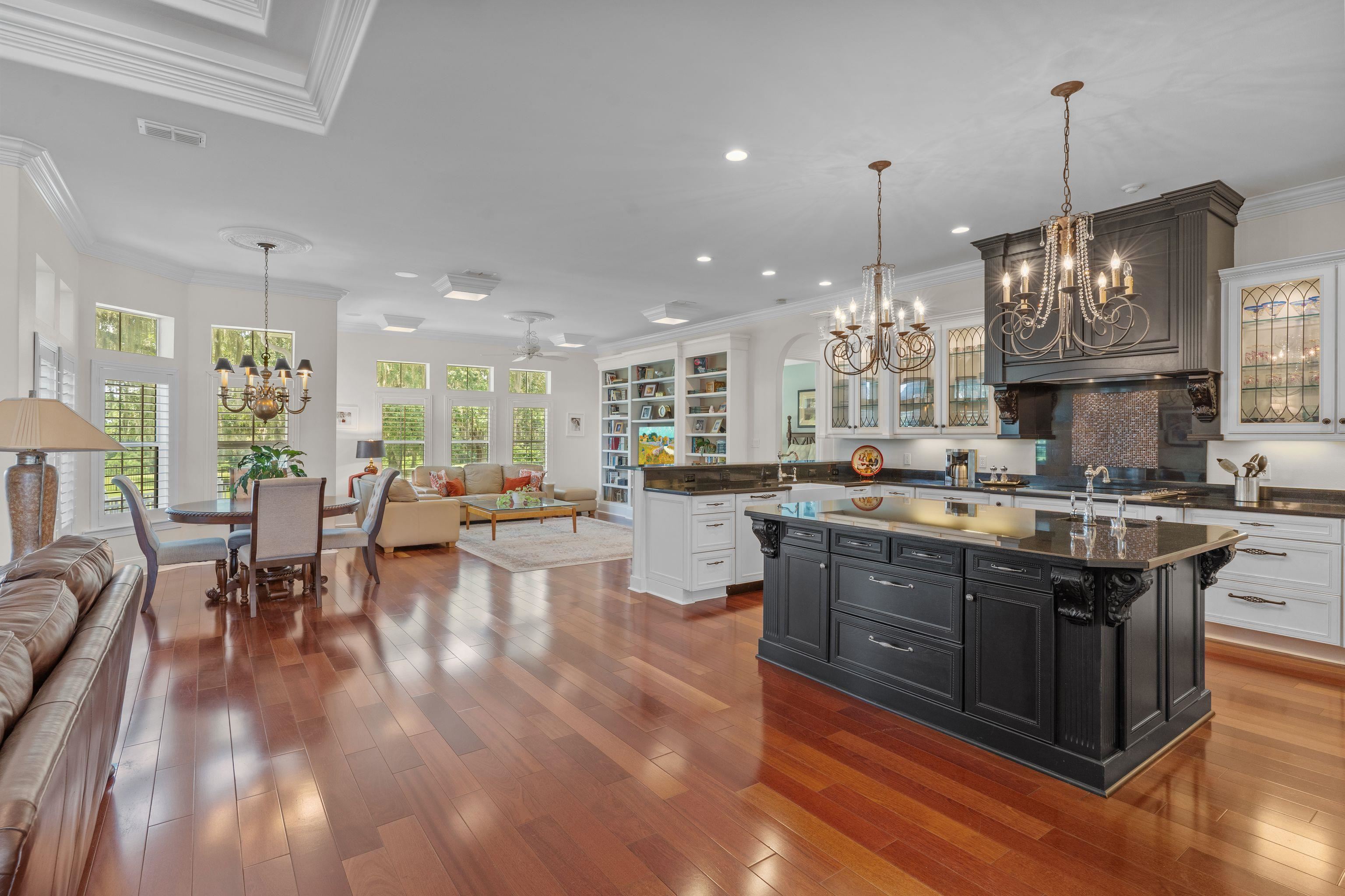 3044 DICKINSON Drive