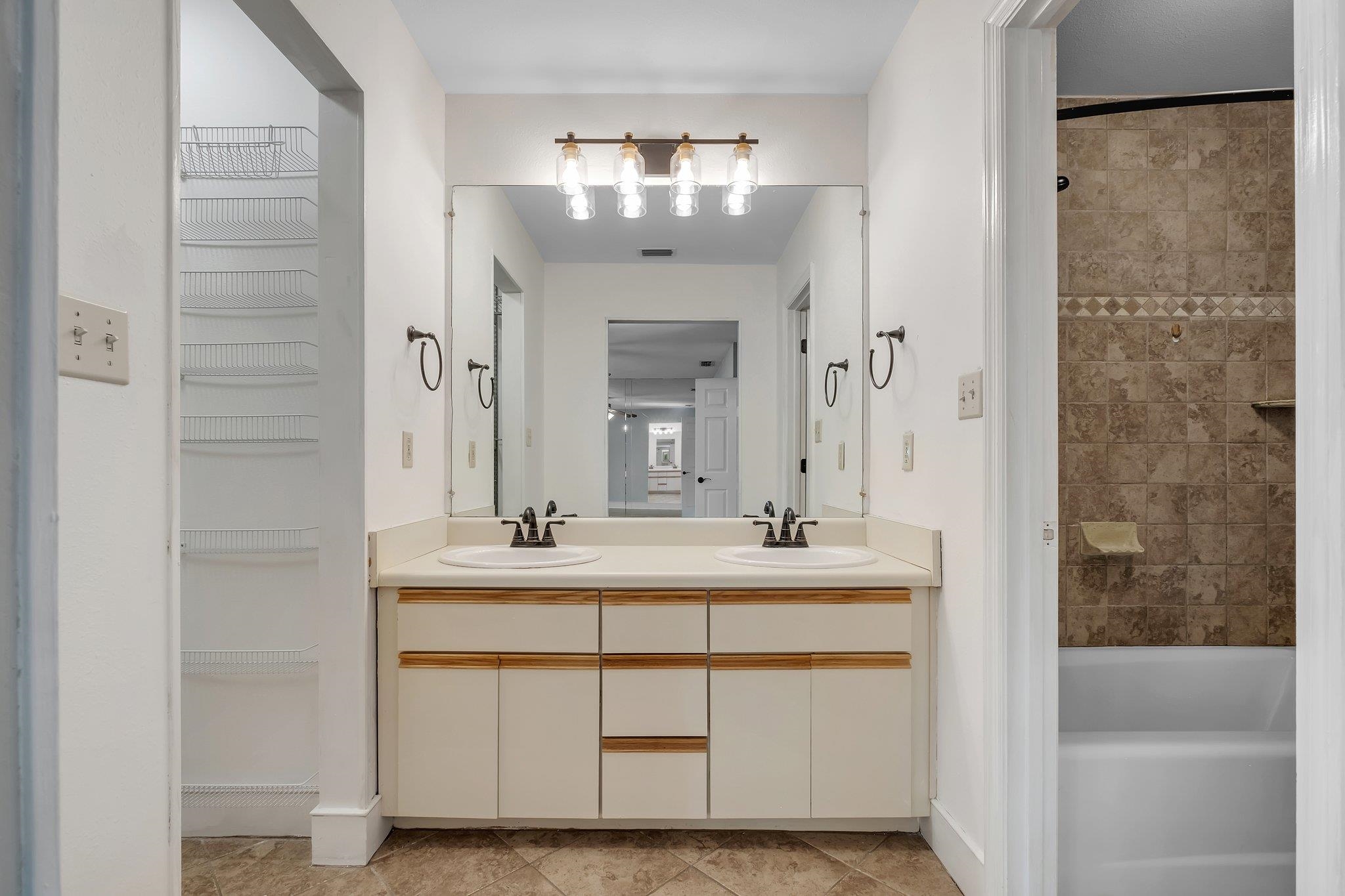 1806 ATLANTIS Place