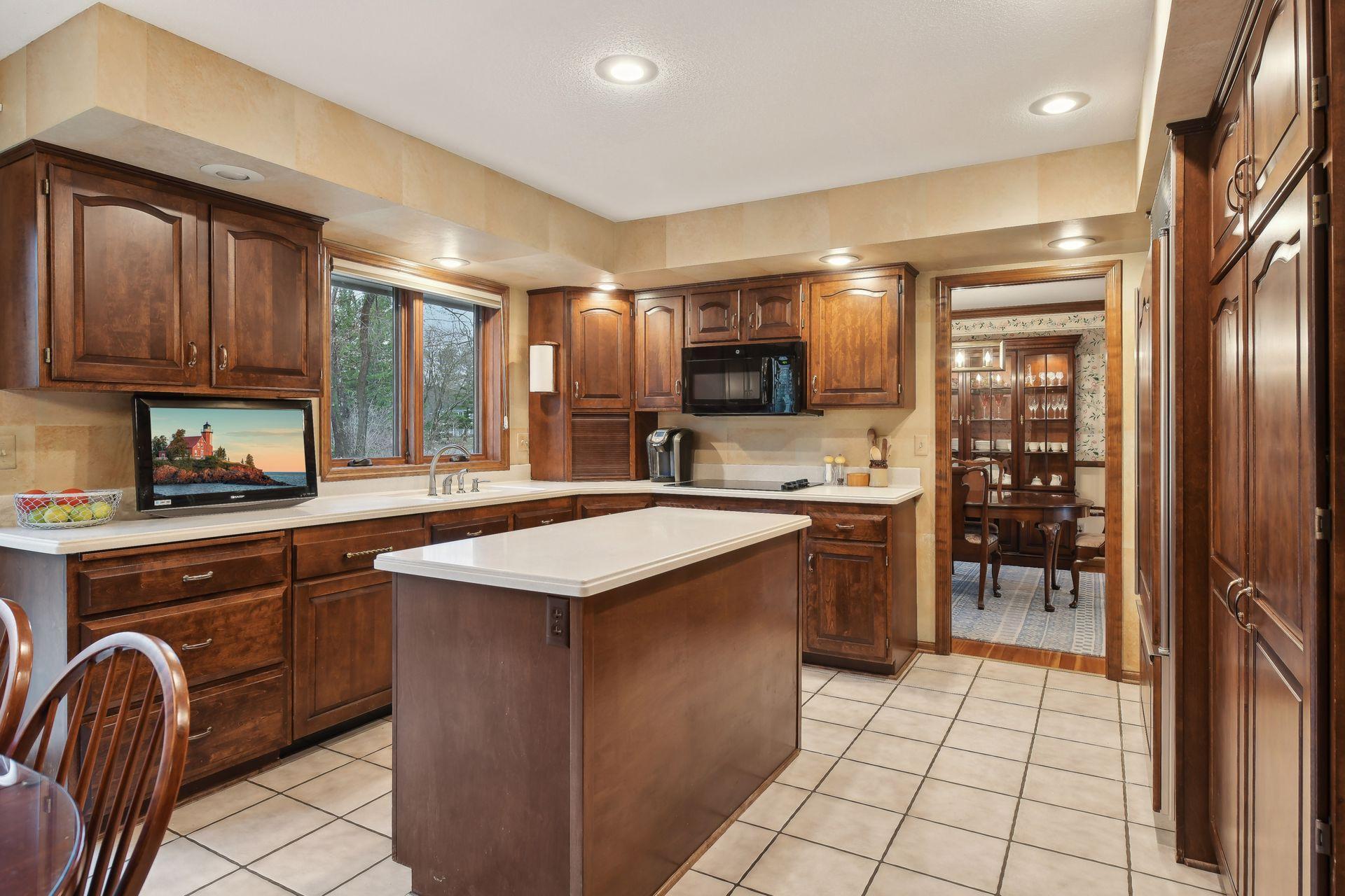 5525 River Bluff Curve