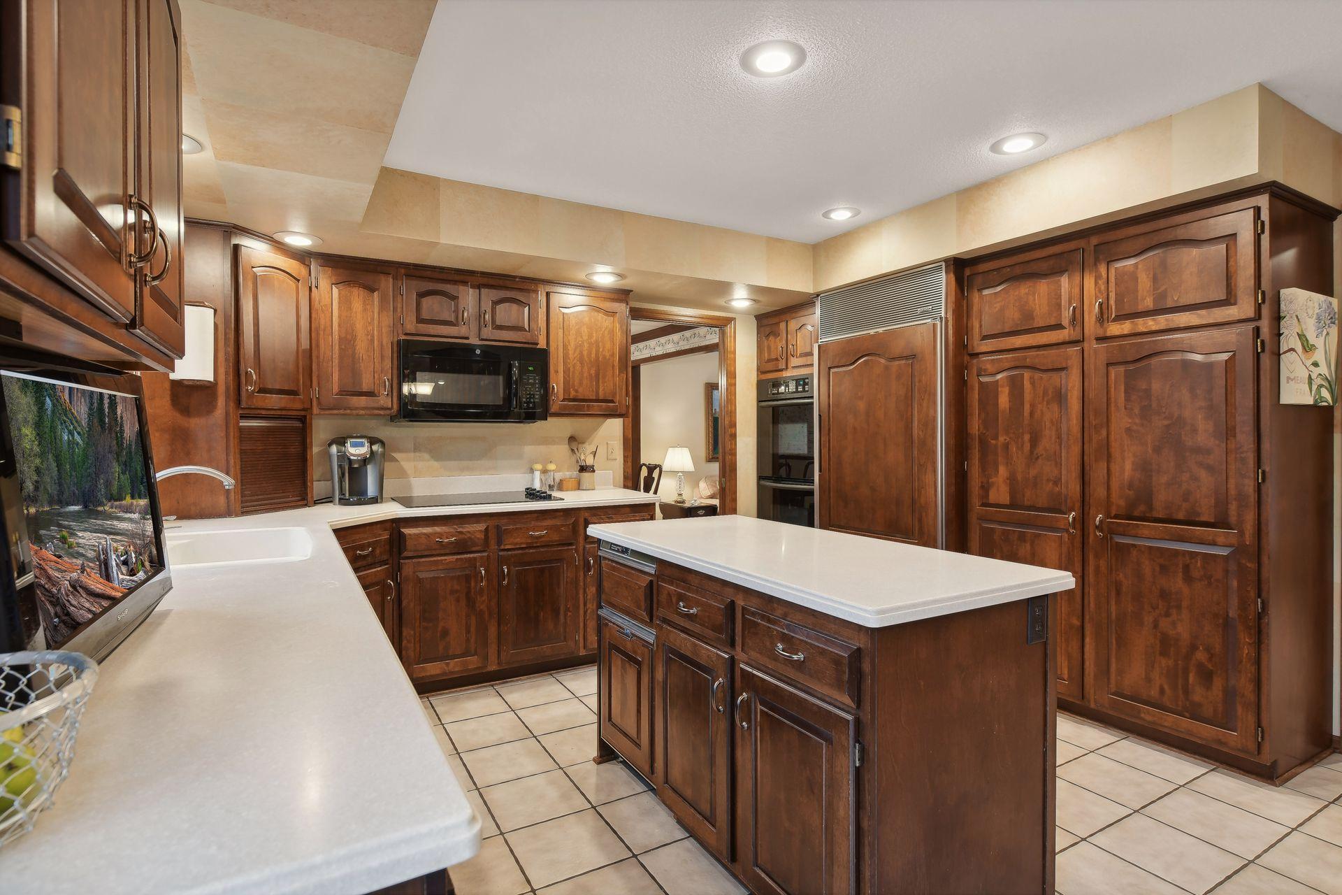 5525 River Bluff Curve