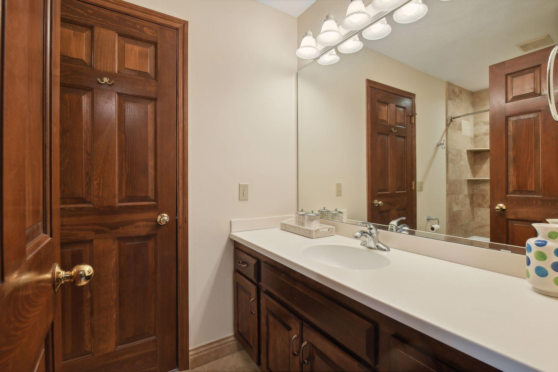 5525 River Bluff Curve