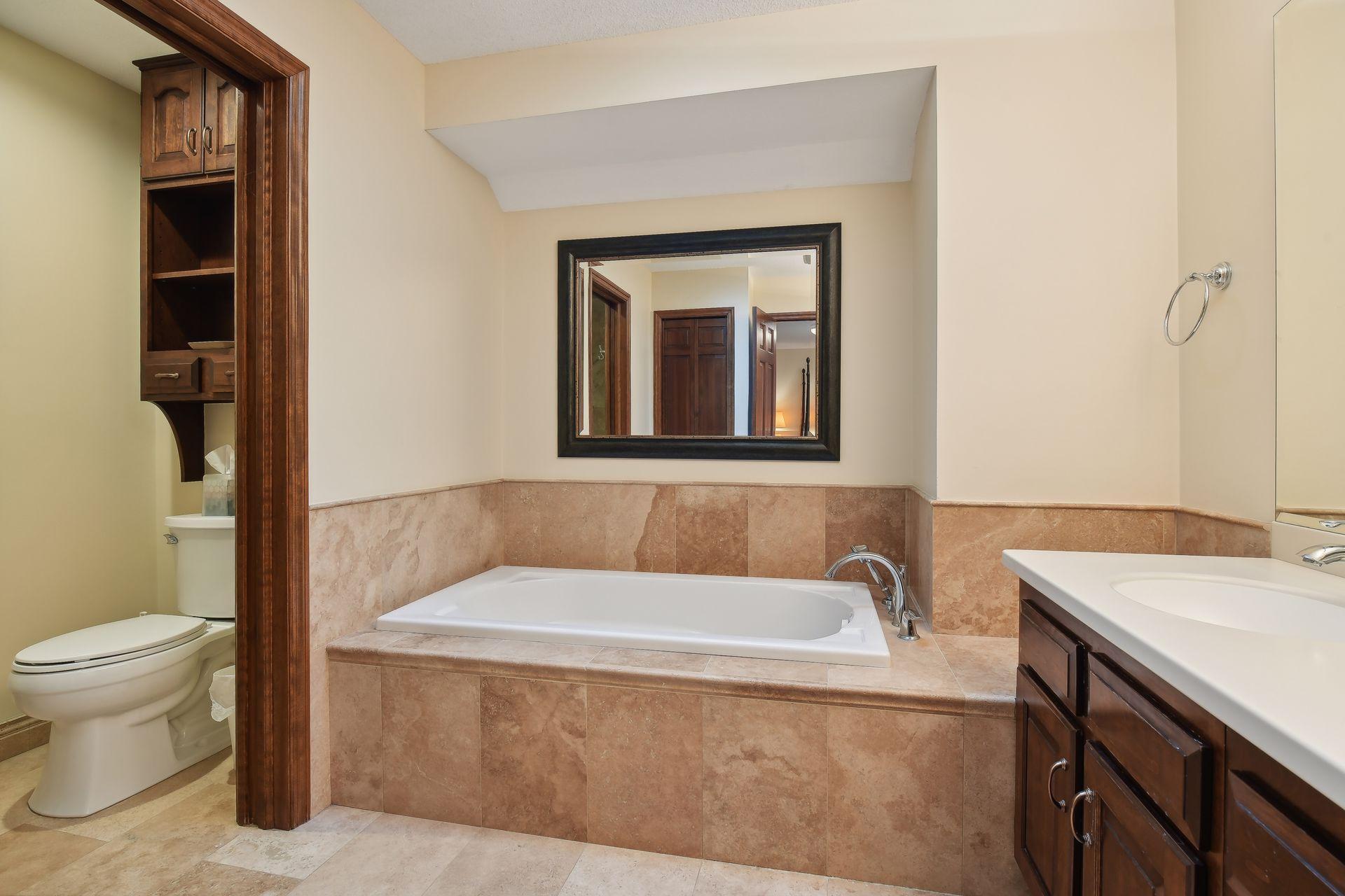5525 River Bluff Curve