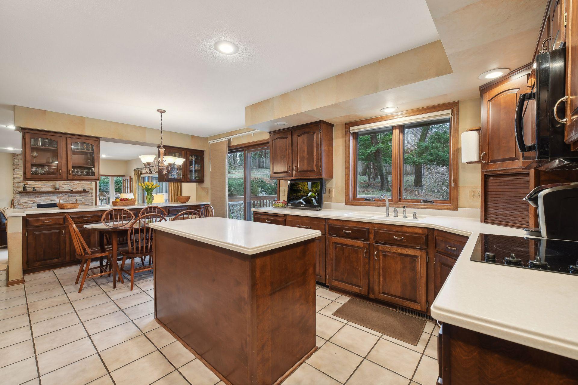 5525 River Bluff Curve