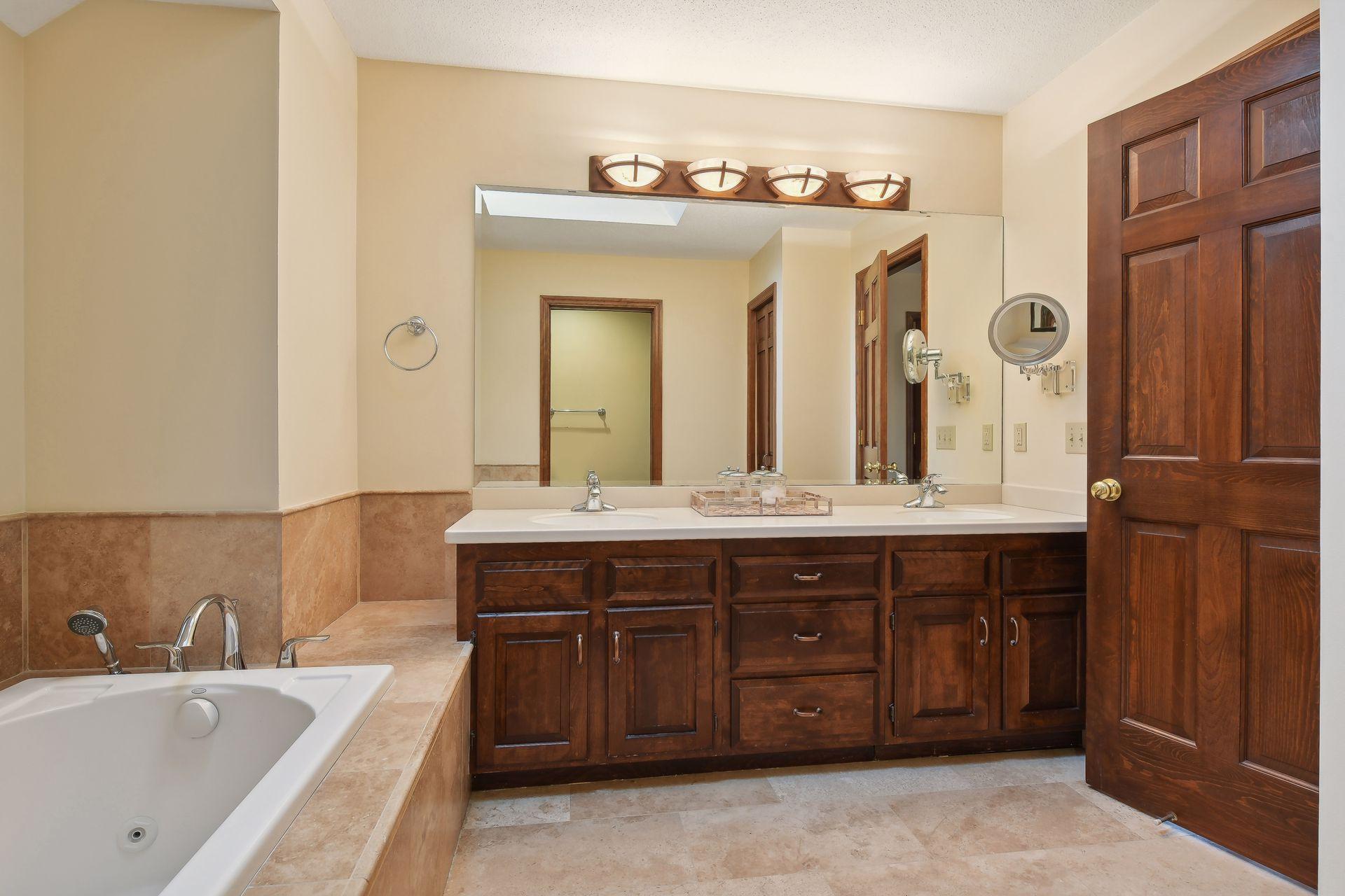 5525 River Bluff Curve