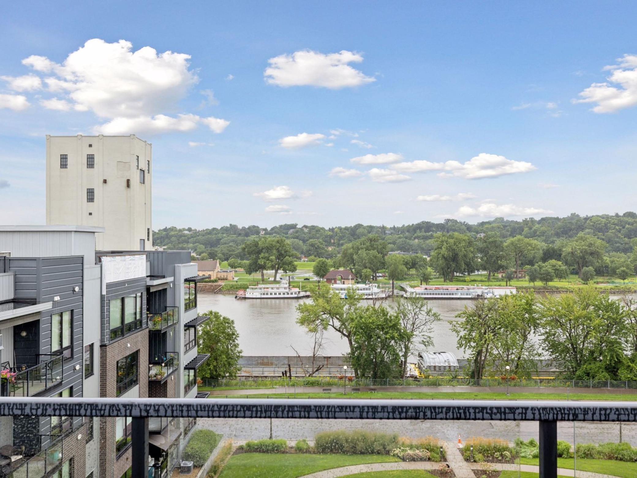 256 Spring Street Unit: 413