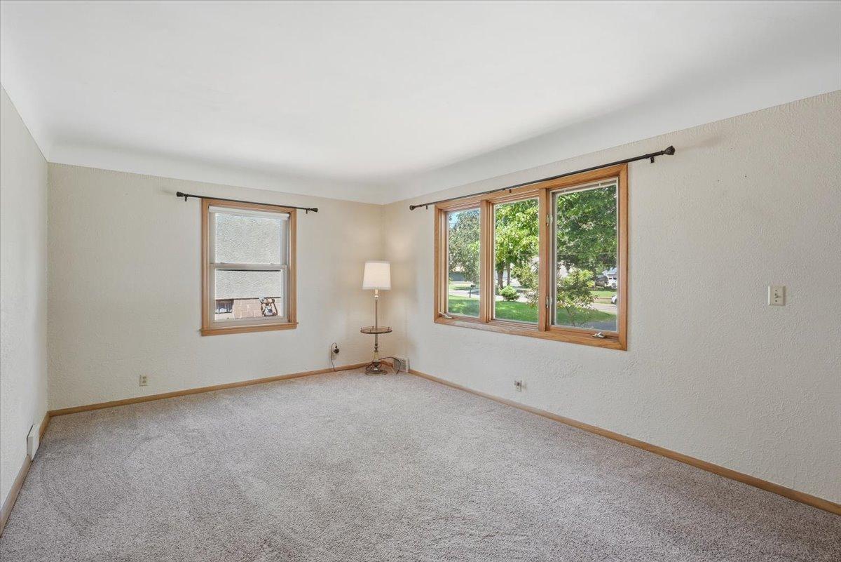 568 Shryer Avenue W