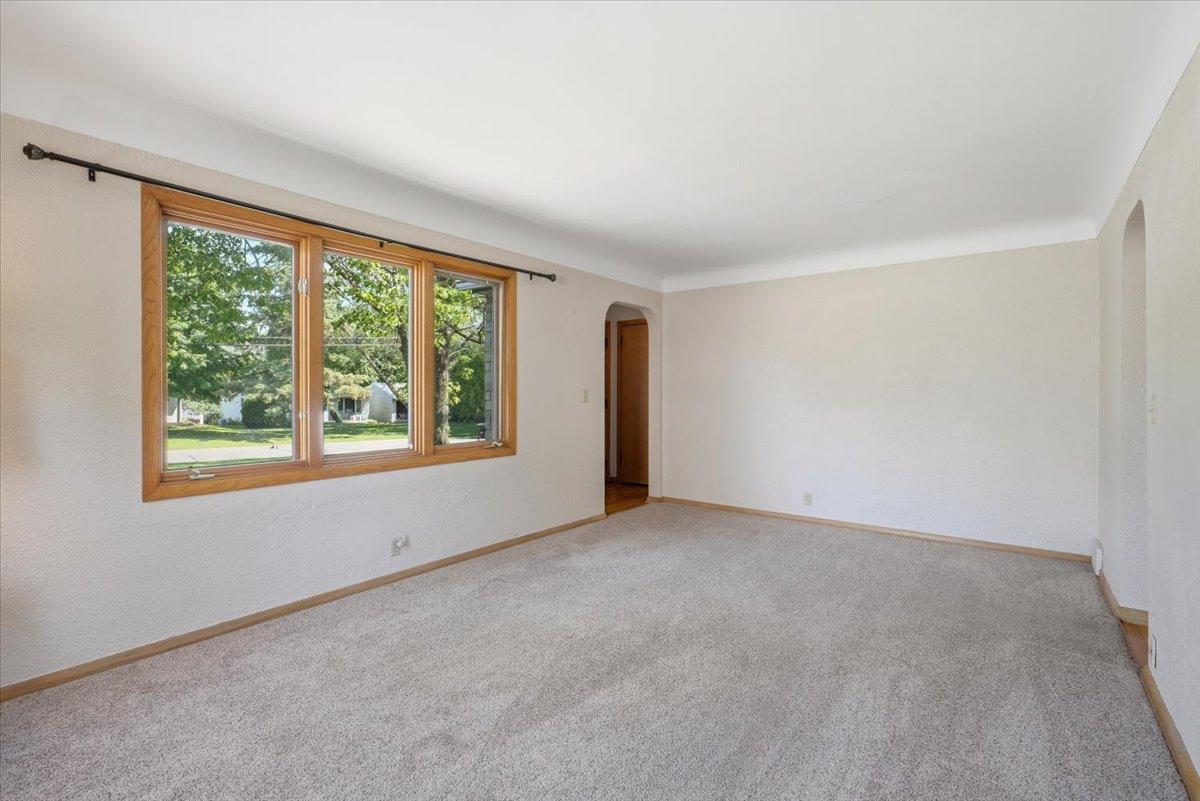 568 Shryer Avenue W