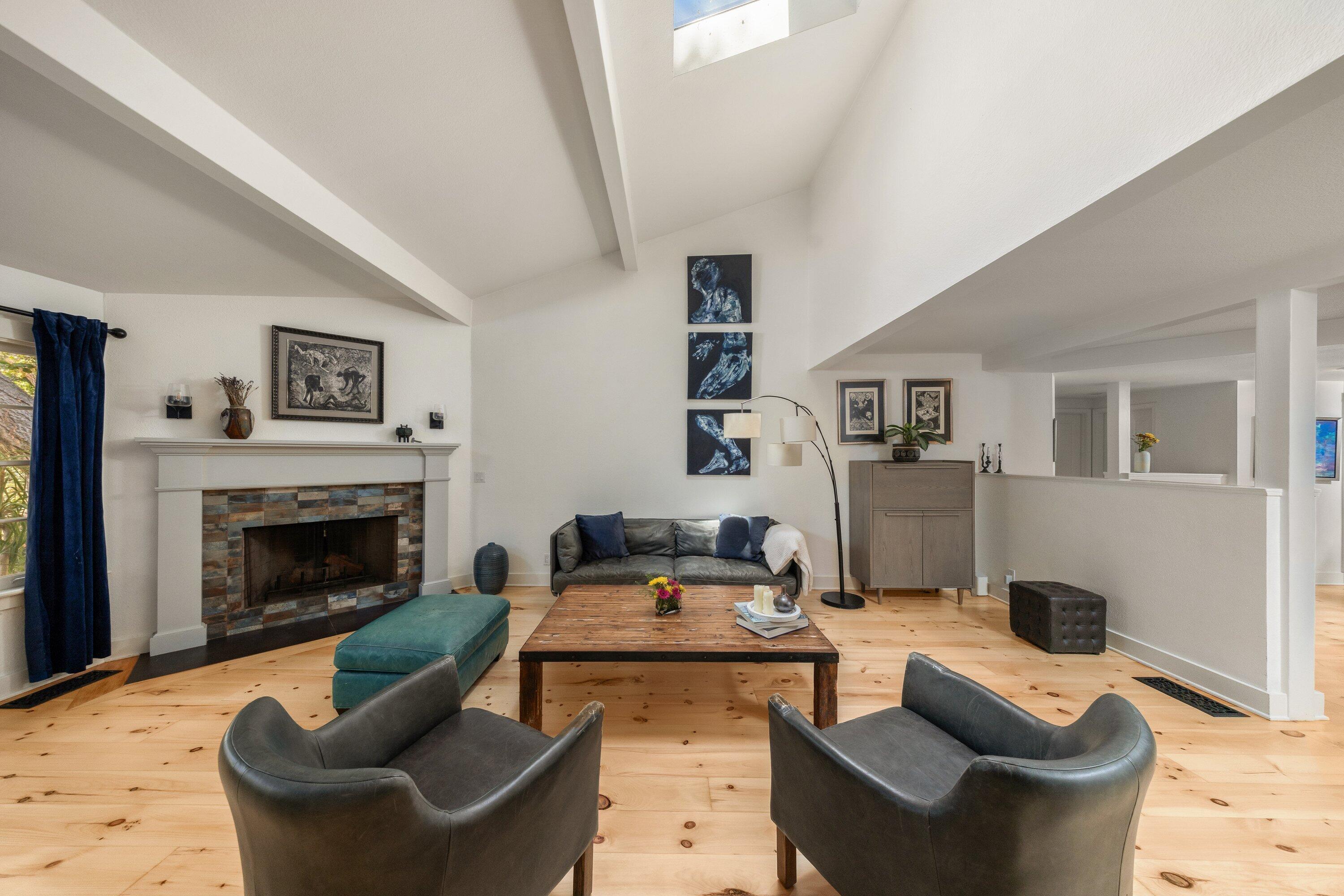 404 Los Robles Lane