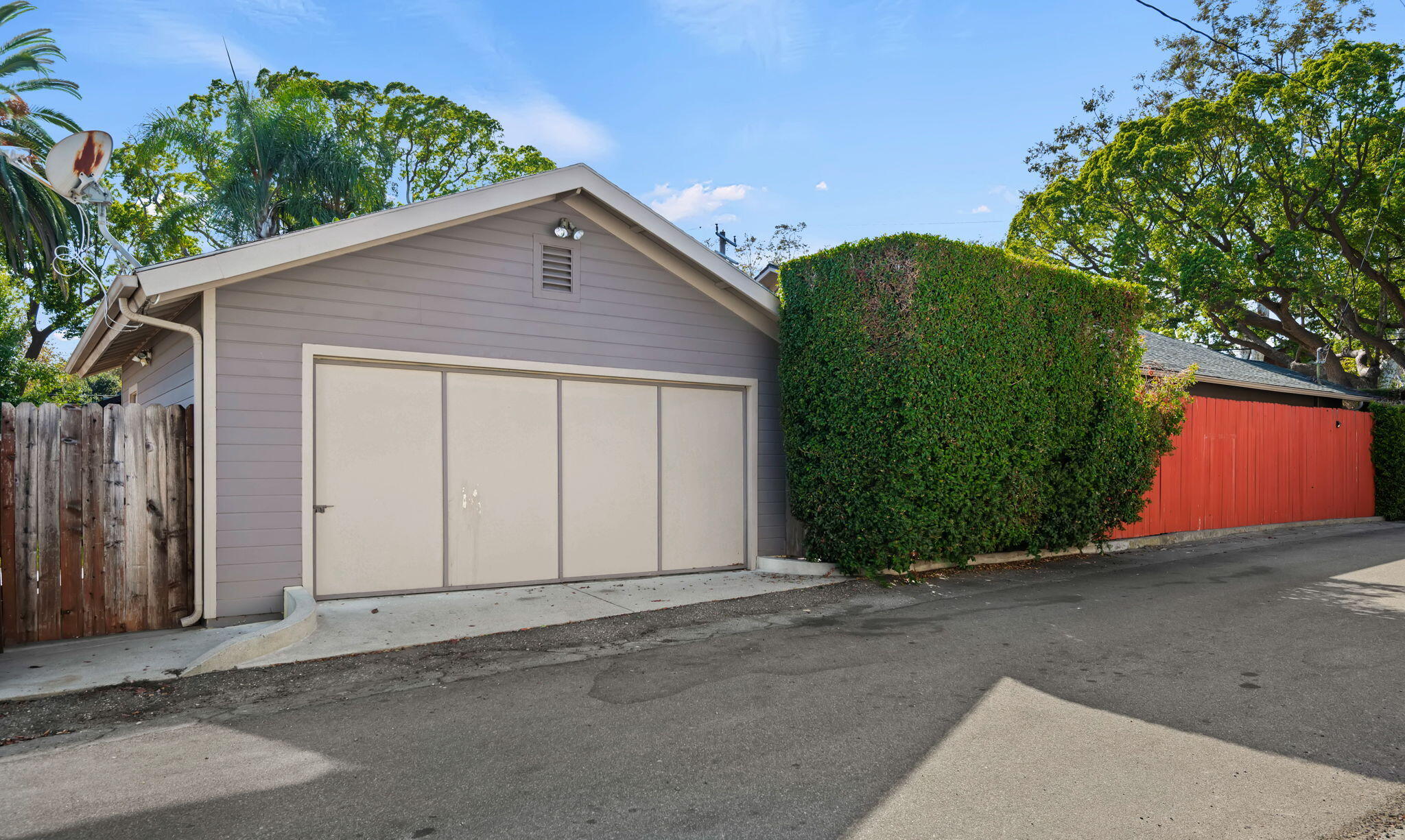 319 W Alamar Avenue