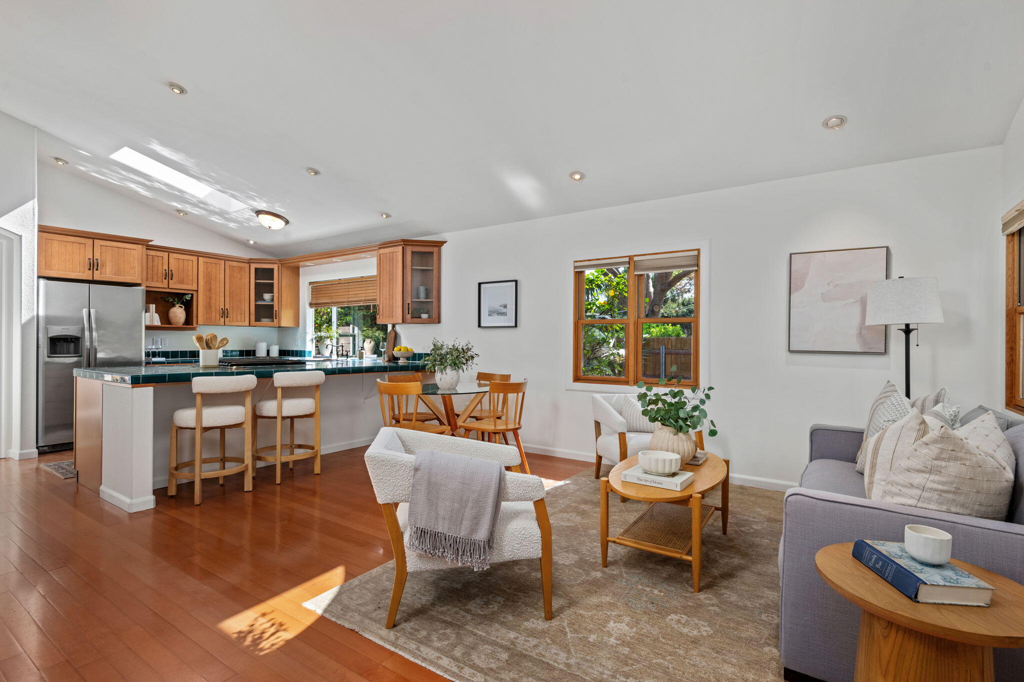 319 W Alamar Avenue