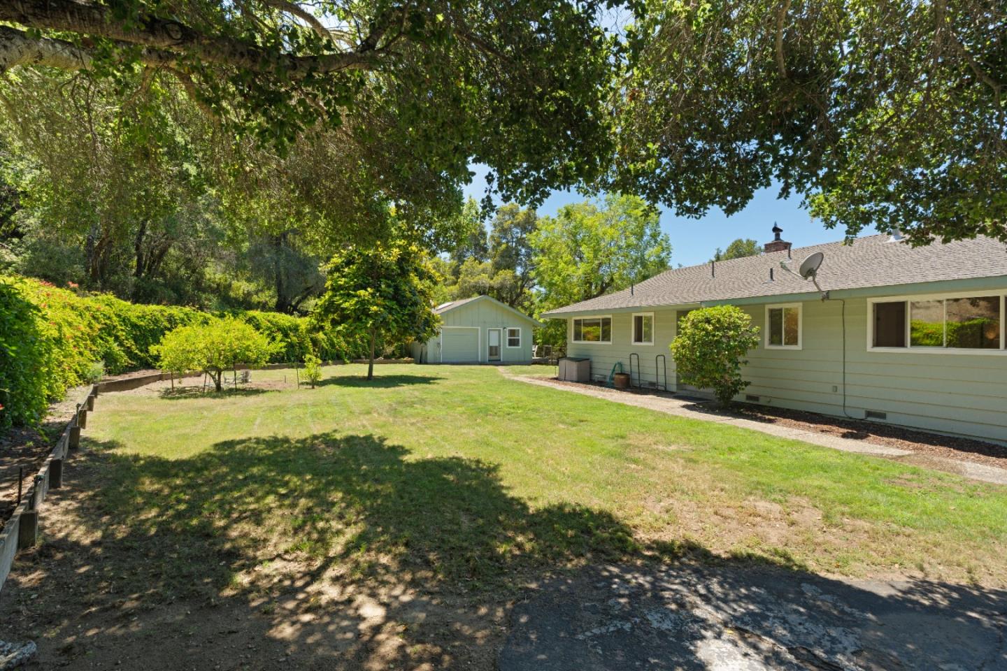 800 Sunset LN