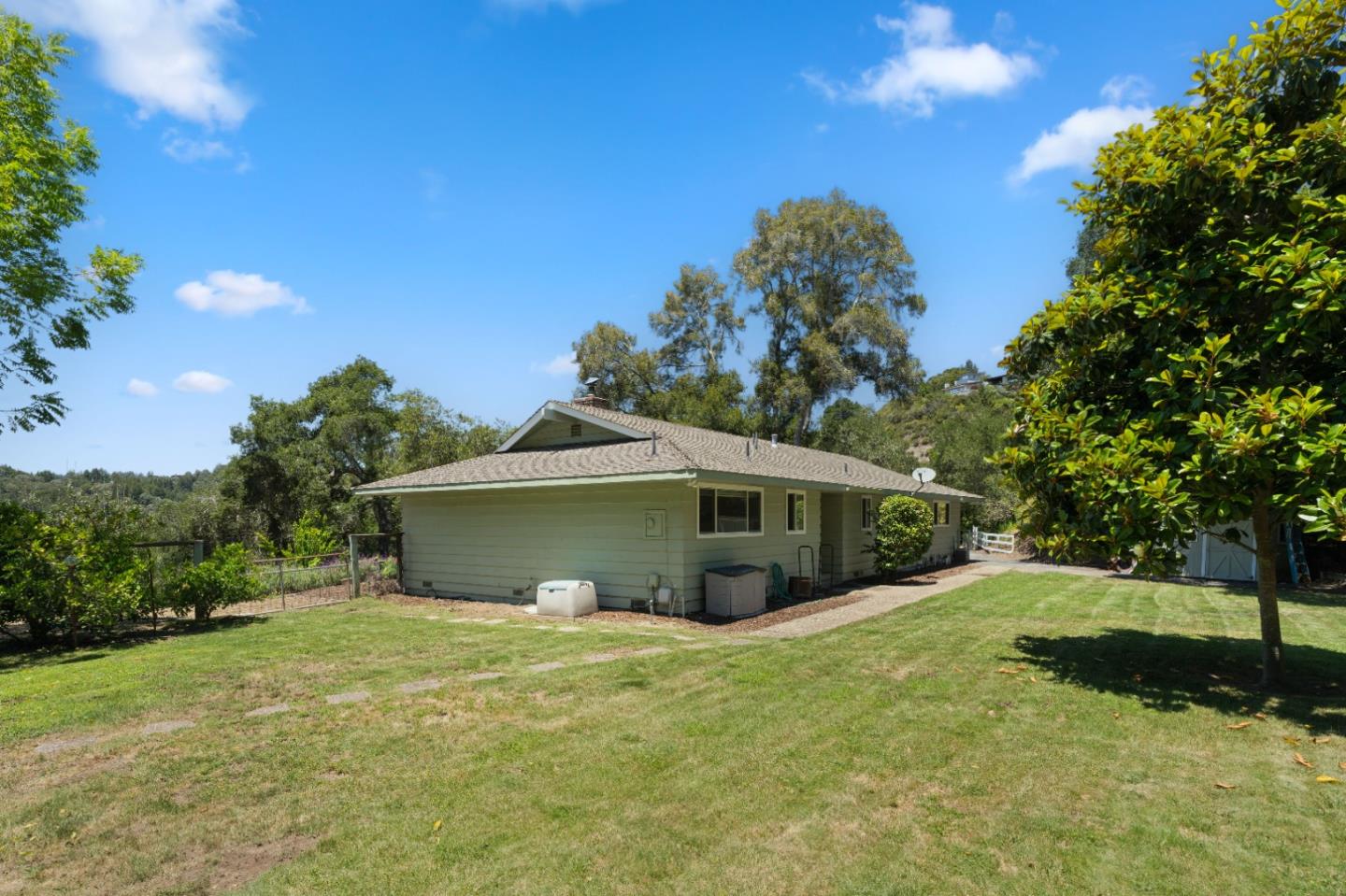 800 Sunset LN