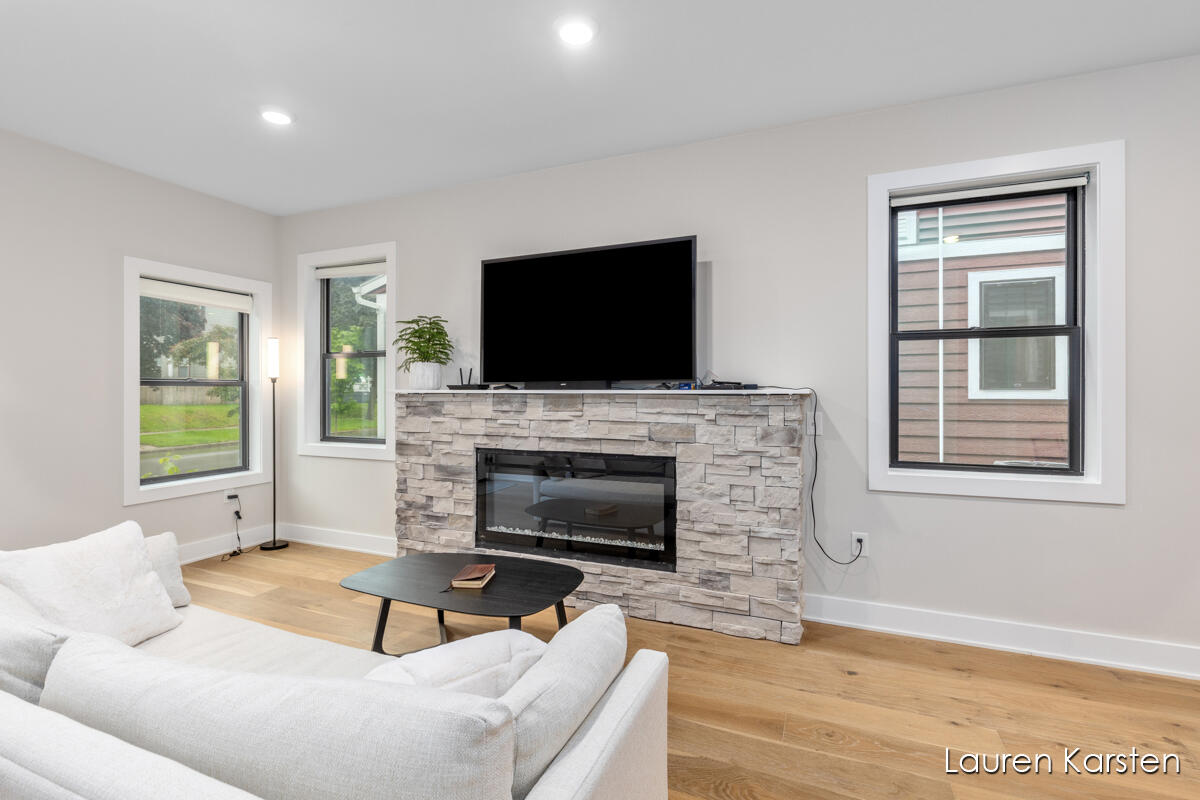 633 Fairview Avenue NE, 2