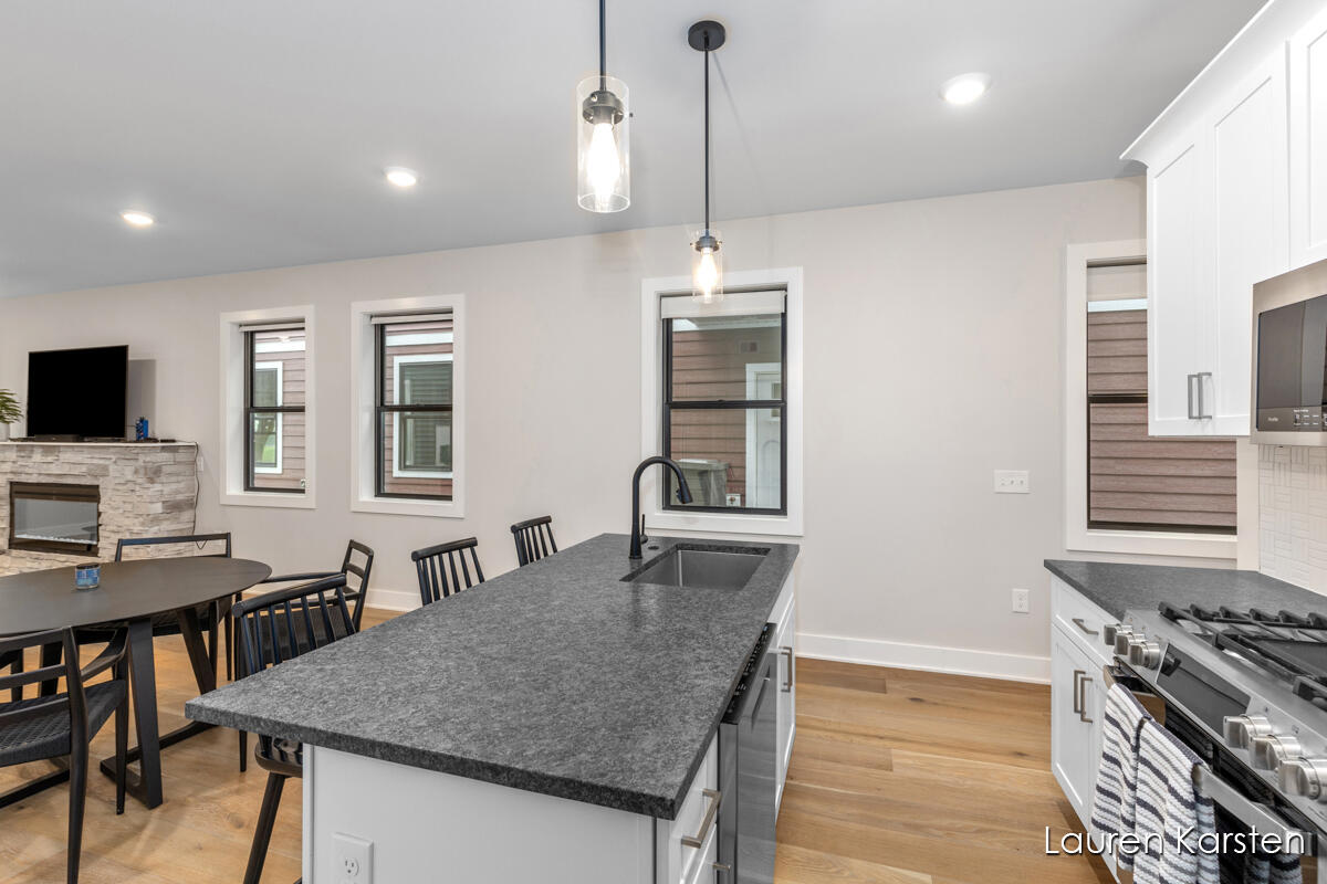 633 Fairview Avenue NE, 2